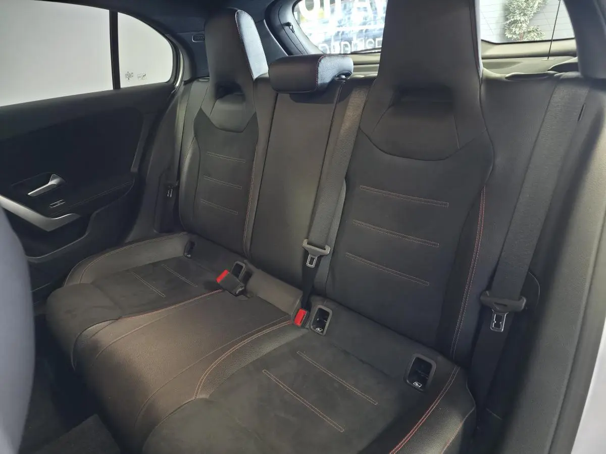 Vue intérieure des sièges arrière noirs avec surpiqûres rouges de la Mercedes Classe A A 200 d AMG Line 2019.