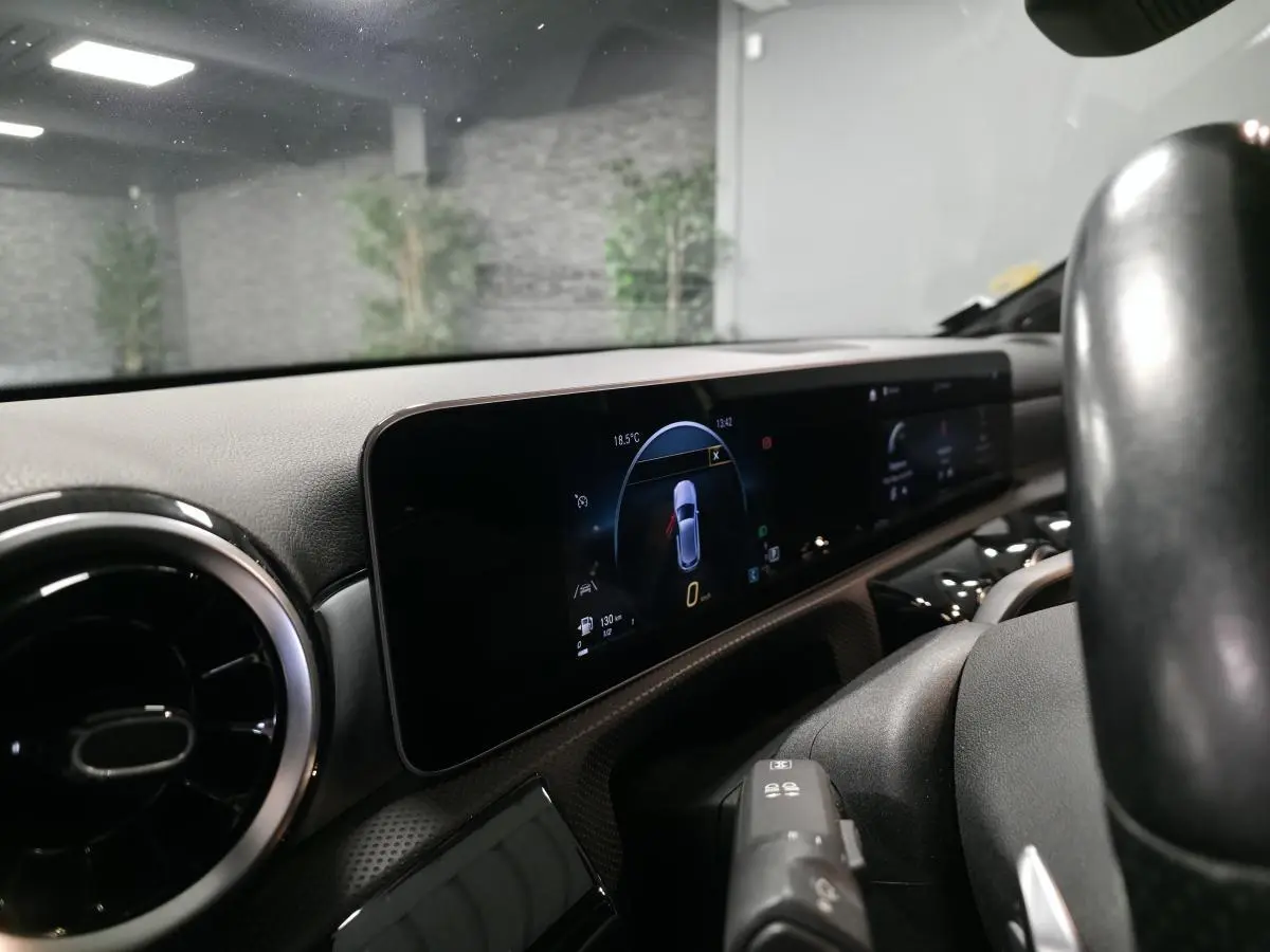 Tableau de bord numérique avec écran 10 pouces et volant cuir Nappa dans une Mercedes Classe A gris AMG Line 2019.