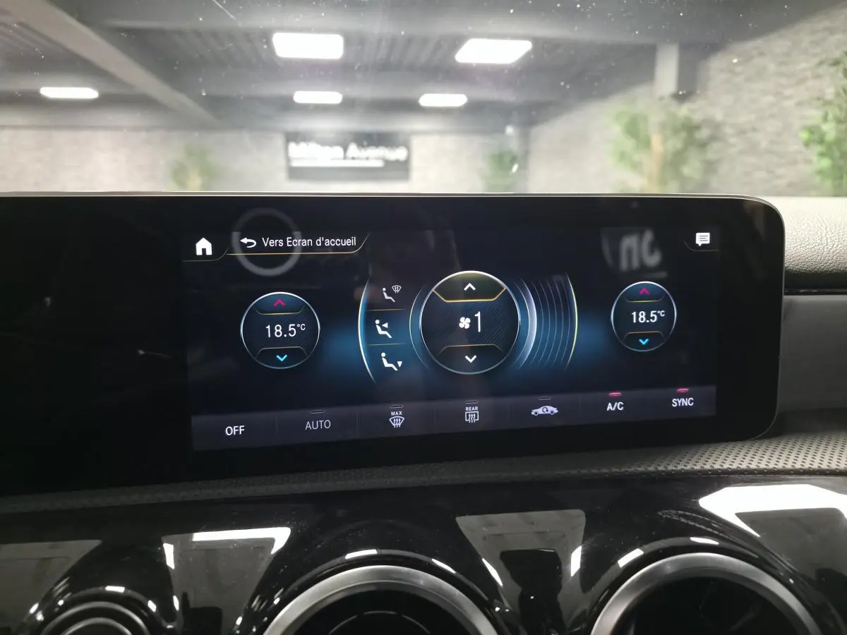 Écran tactile central affichant la climatisation à 18,5°C dans l'habitacle d'une Mercedes Classe A AMG Line gris.
