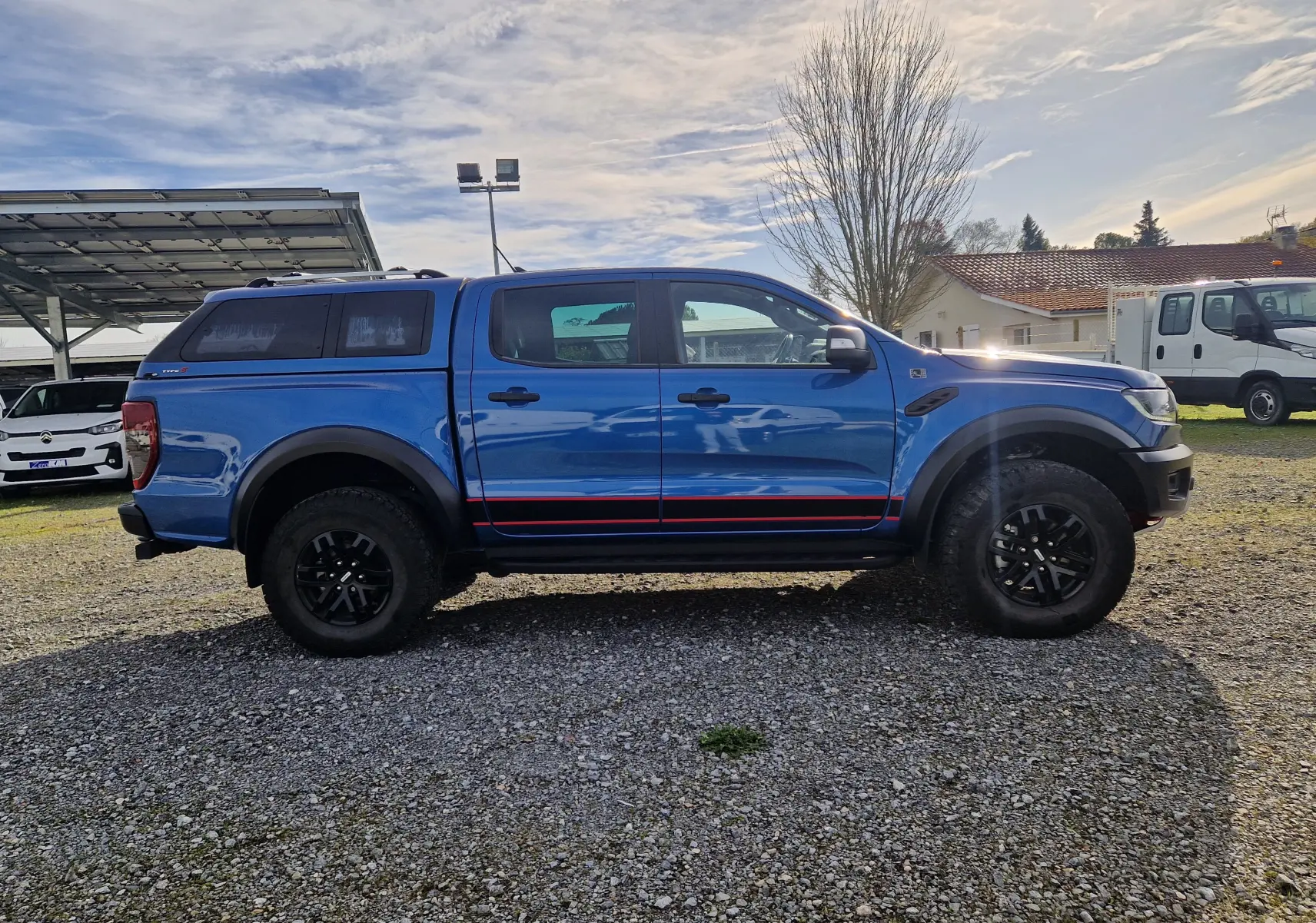 Ford Ranger Double Cabine bleu Ford Performance vu de profil côté gauche avec hard top et jantes noires.
