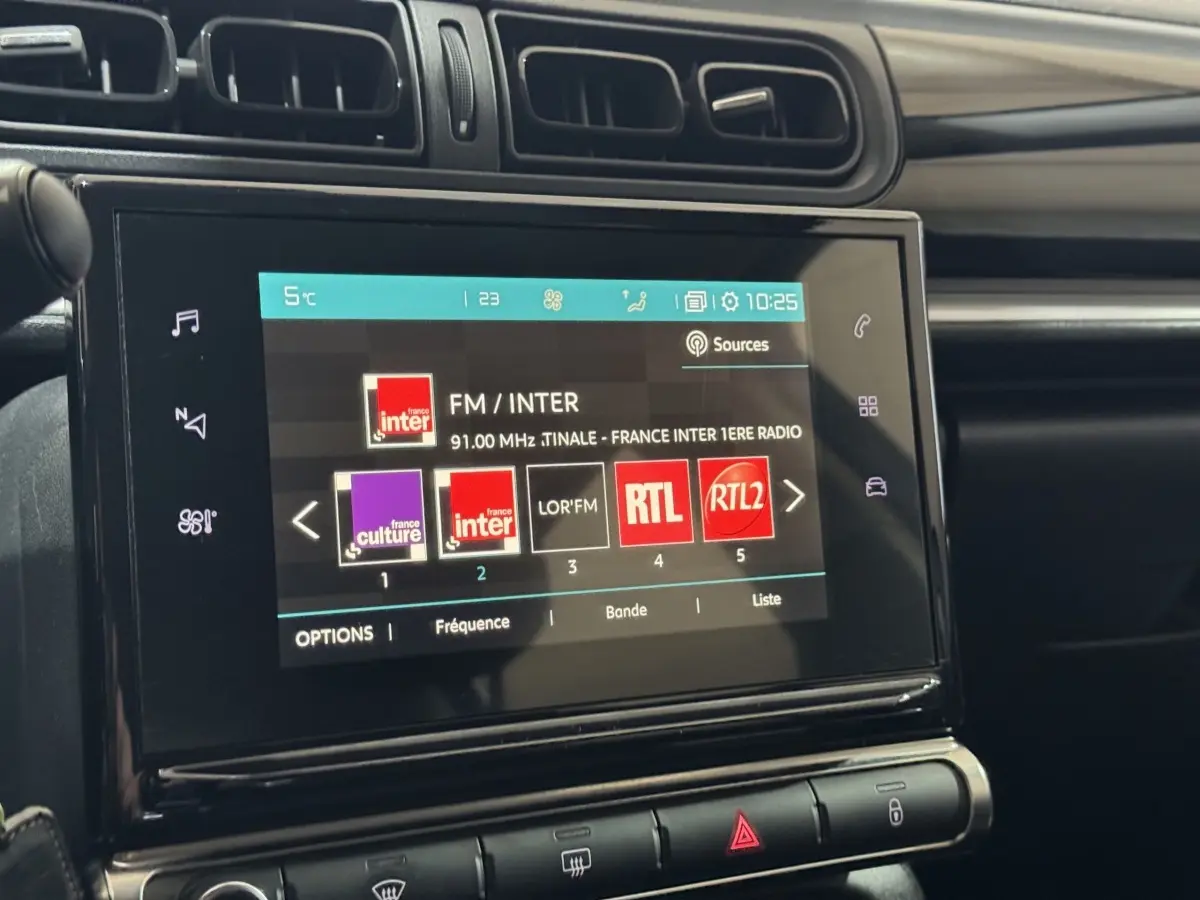 Écran tactile central affichant les radios FM dans l'habitacle noir du Citroën C3 PureTech 82 2018.
