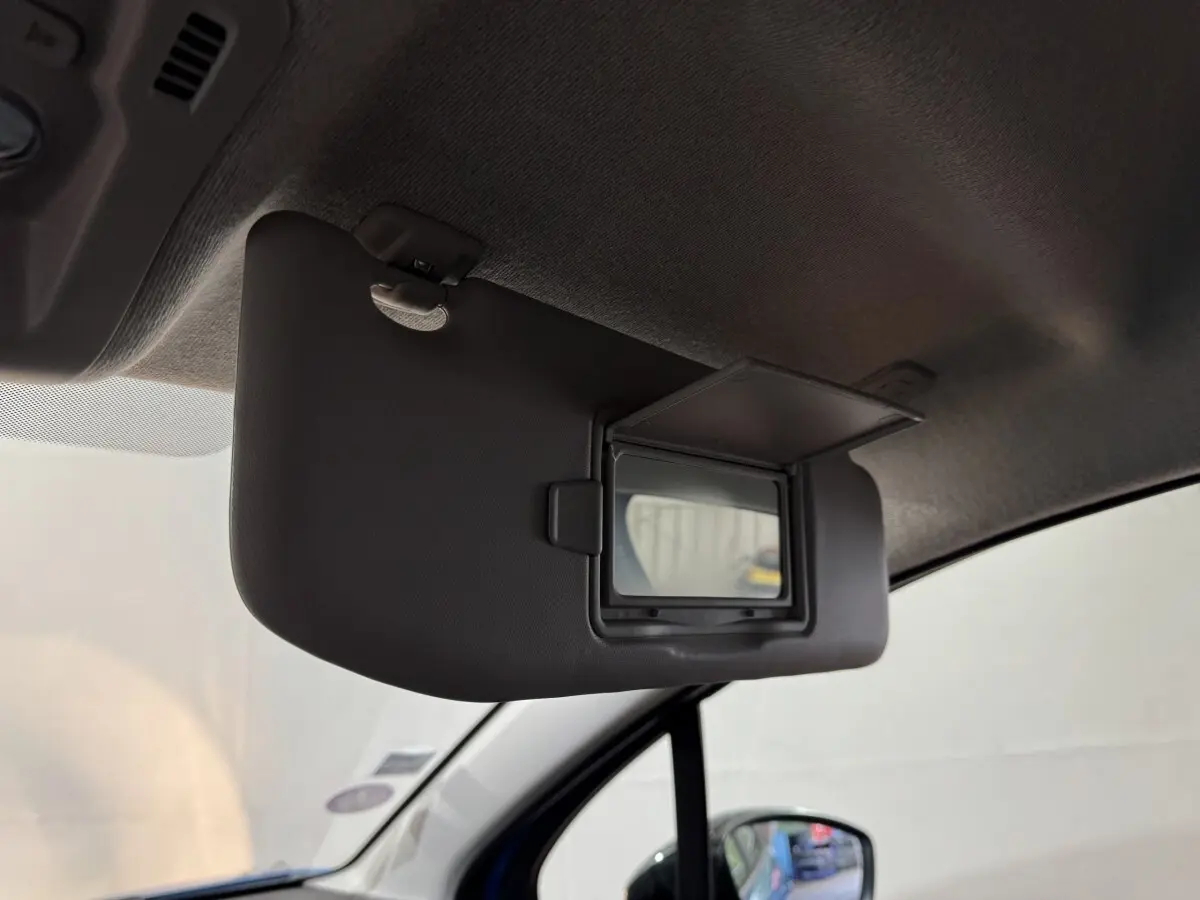 Pare-soleil intérieur avec miroir de courtoisie ouvert sur une Citroën C3 bleue, vue côté conducteur.