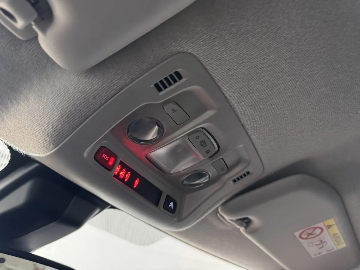 Plafonnier intérieur avec commandes d'éclairage et bouton SOS, vue du toit de la Citroën C3 bleu 2018.
