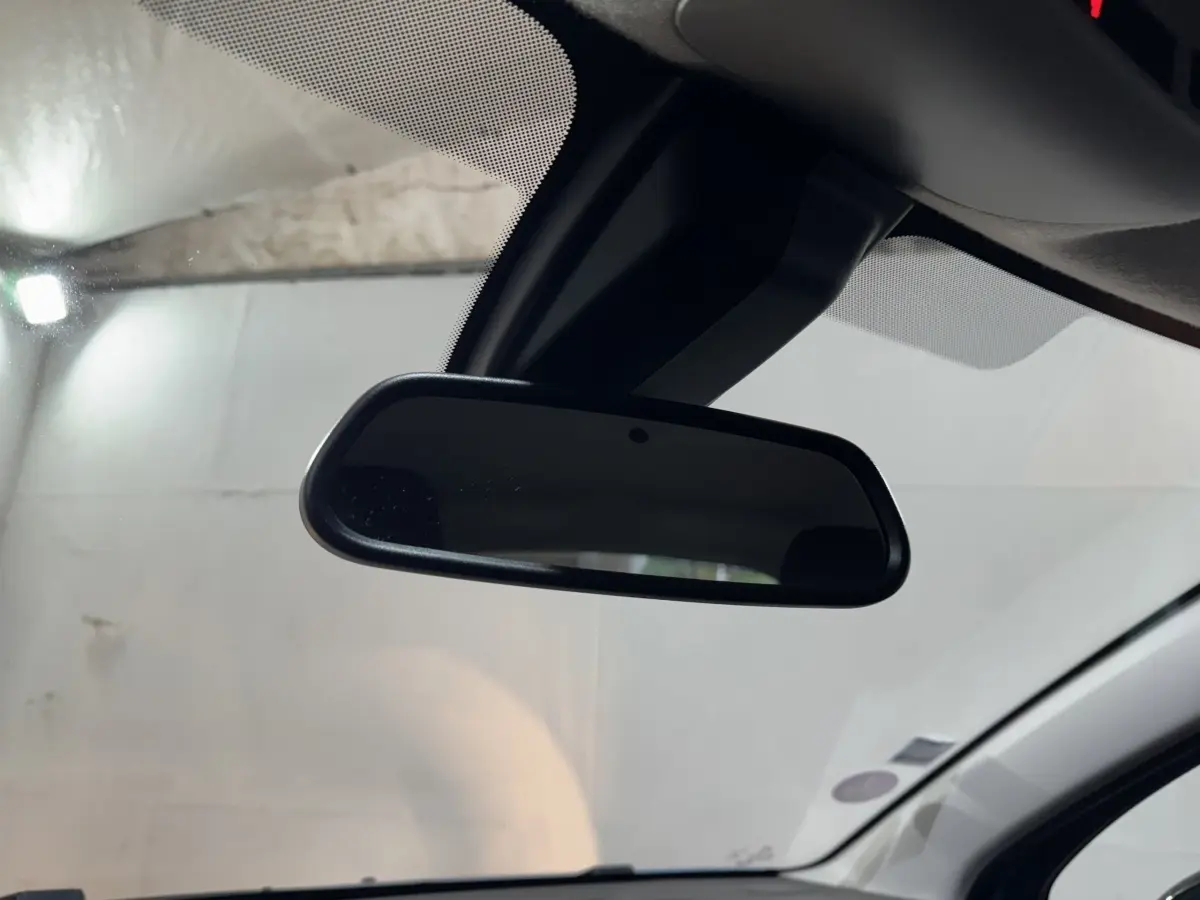 Rétroviseur intérieur noir de la Citroën C3 2018, vue rapprochée depuis l'habitacle côté conducteur.