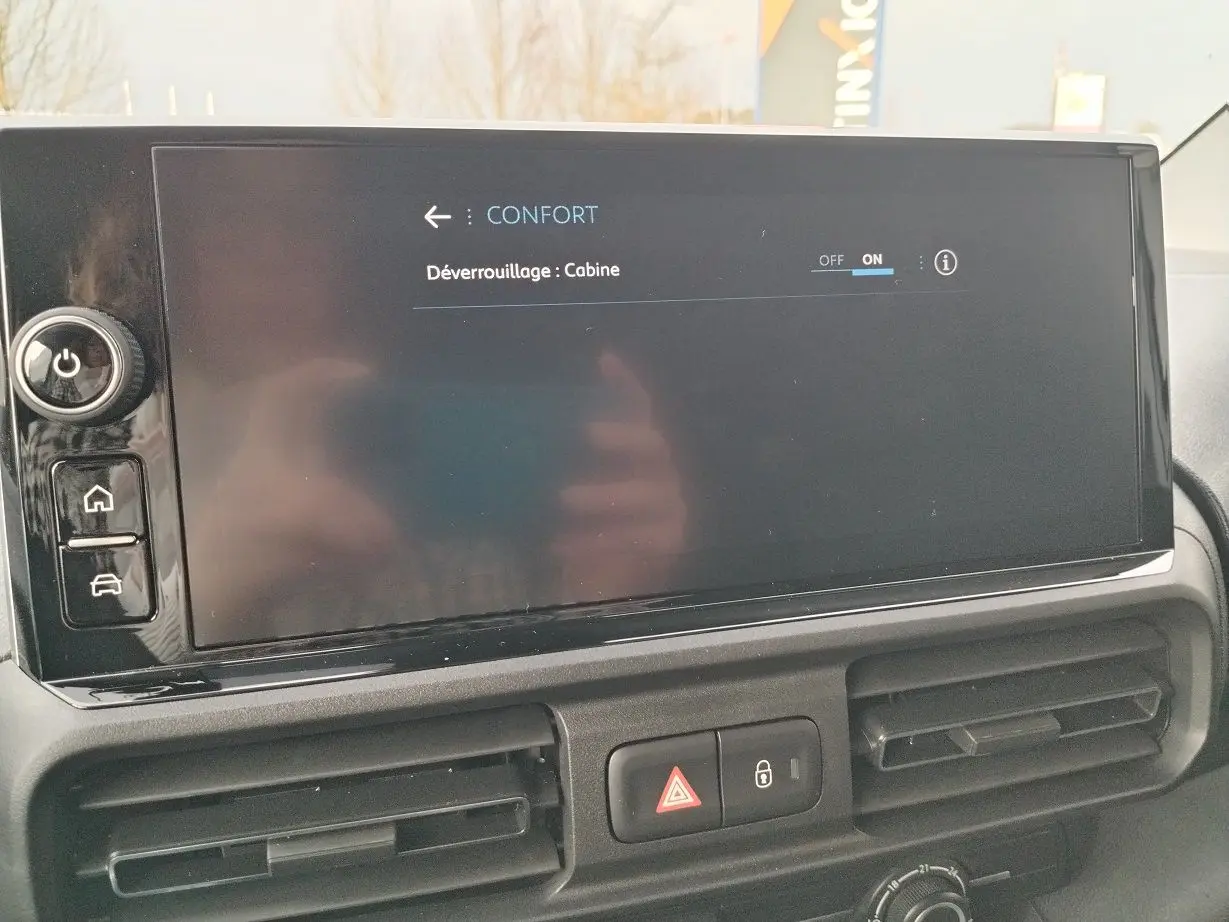 Vue intérieure du tableau de bord du Peugeot Partner Fourgon blanc Icy 2025, avec écran tactile et commandes centrales visibles.