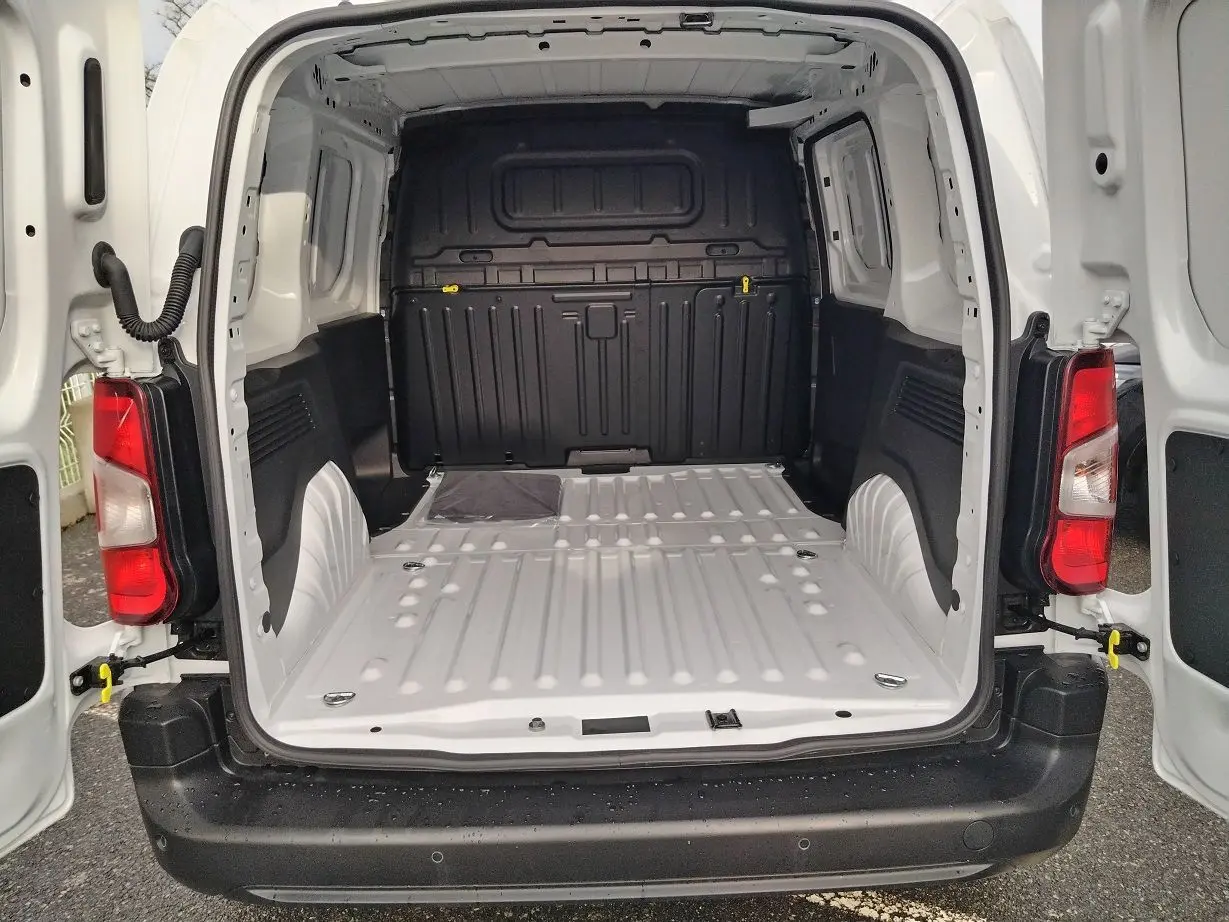 Vue arrière ouverte du Peugeot Partner Fourgon blanc icy 2025, montrant l’espace de chargement vide et les portes battantes.