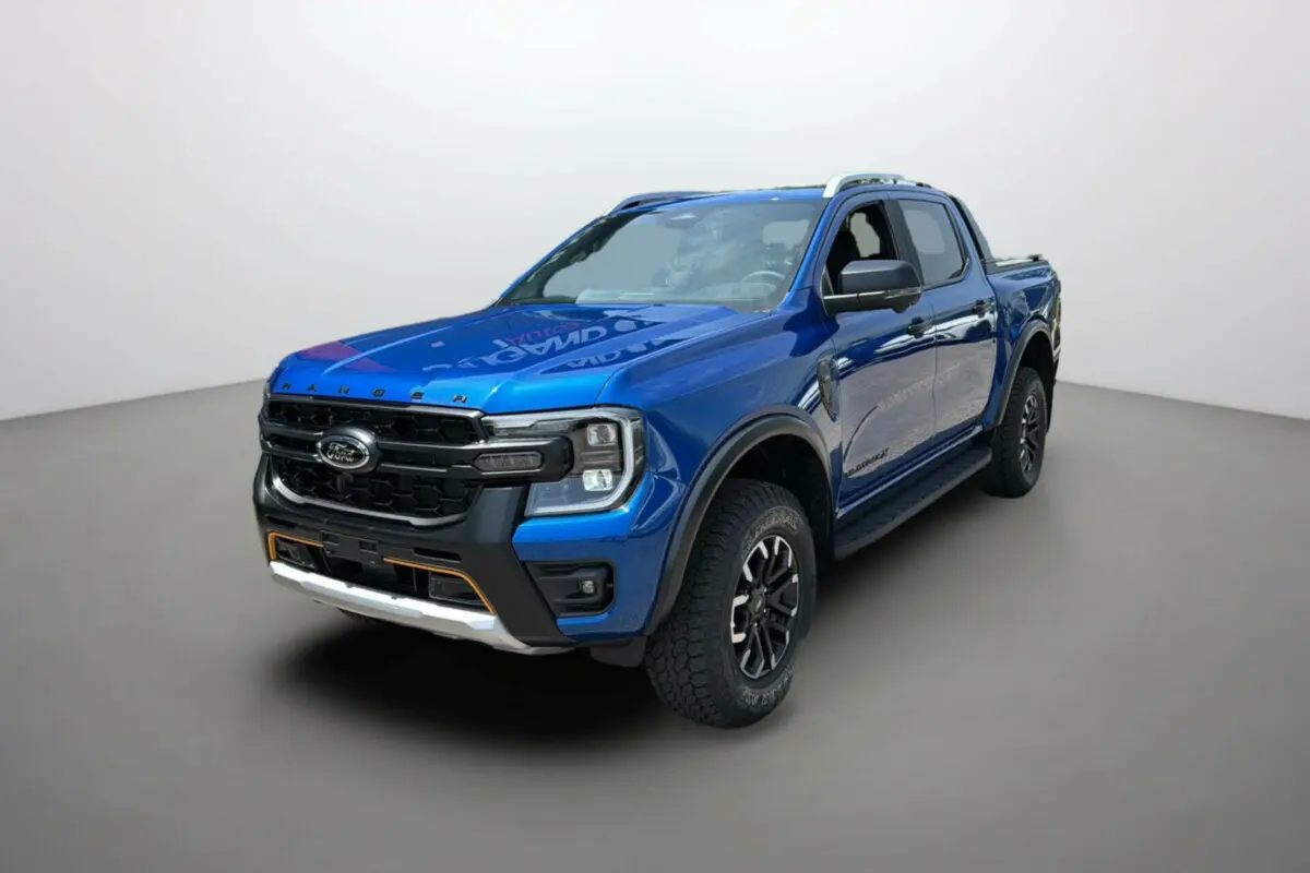 Ford Ranger 205 Wildtrak X Pack X Rideau bleu Lightning en 3/4 avant avec calandre noire et détails orange.