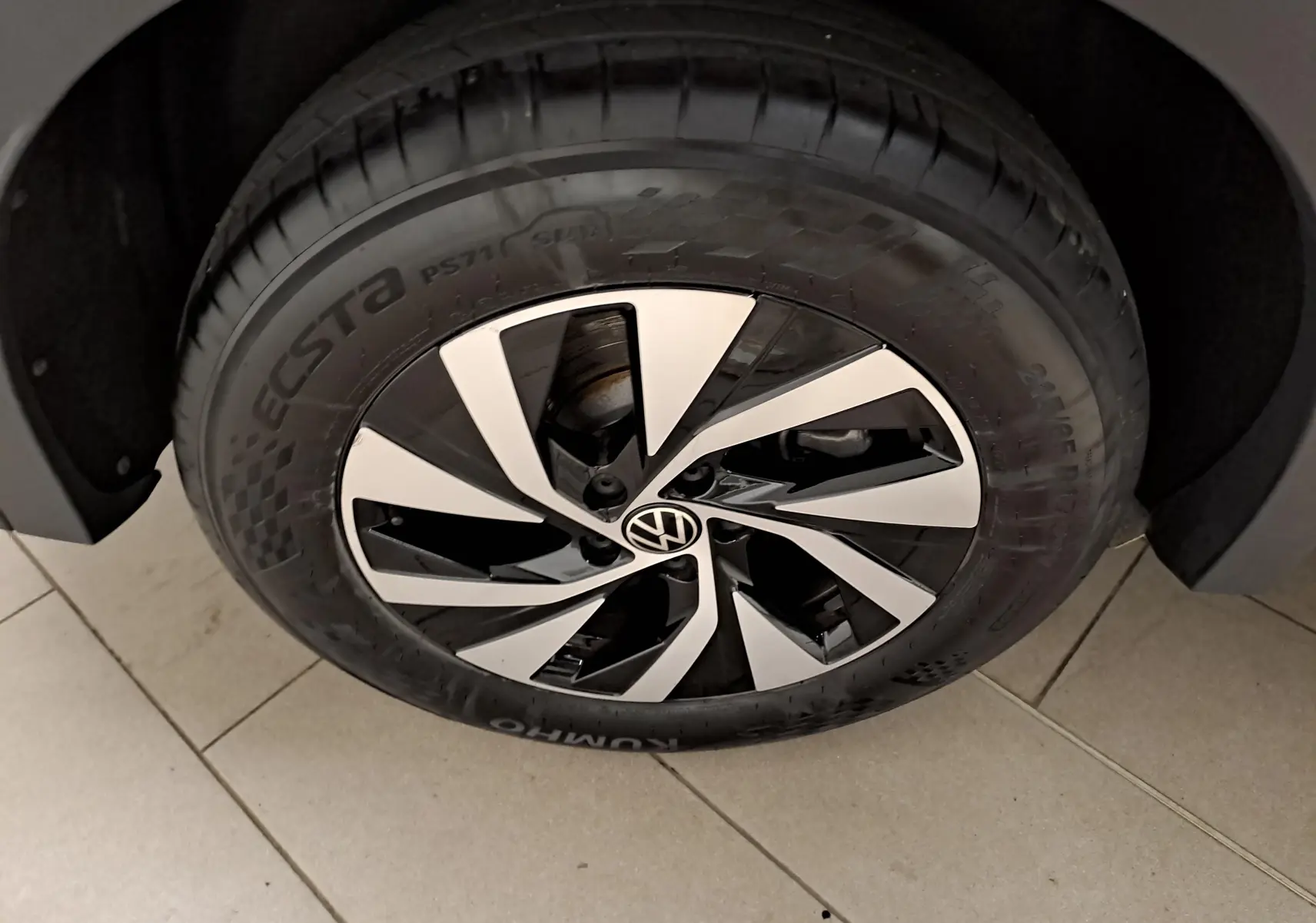 Gros plan sur la roue avant droite du Volkswagen Tiguan 2025, jante alliage bicolore noir et argent Dolomite.