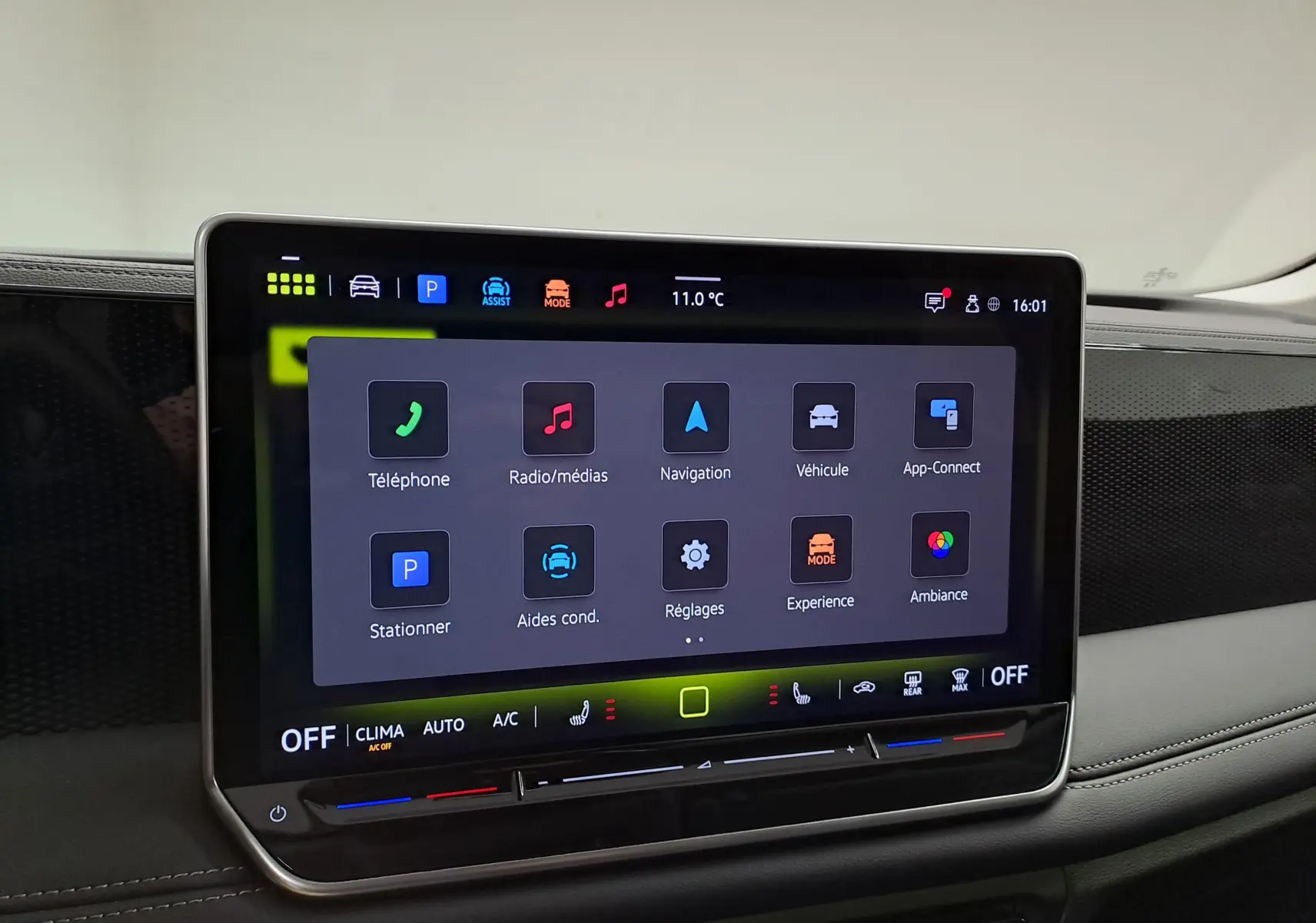 Écran tactile central du Volkswagen Tiguan 2025 affichant le menu principal des fonctions connectées et climatisation.