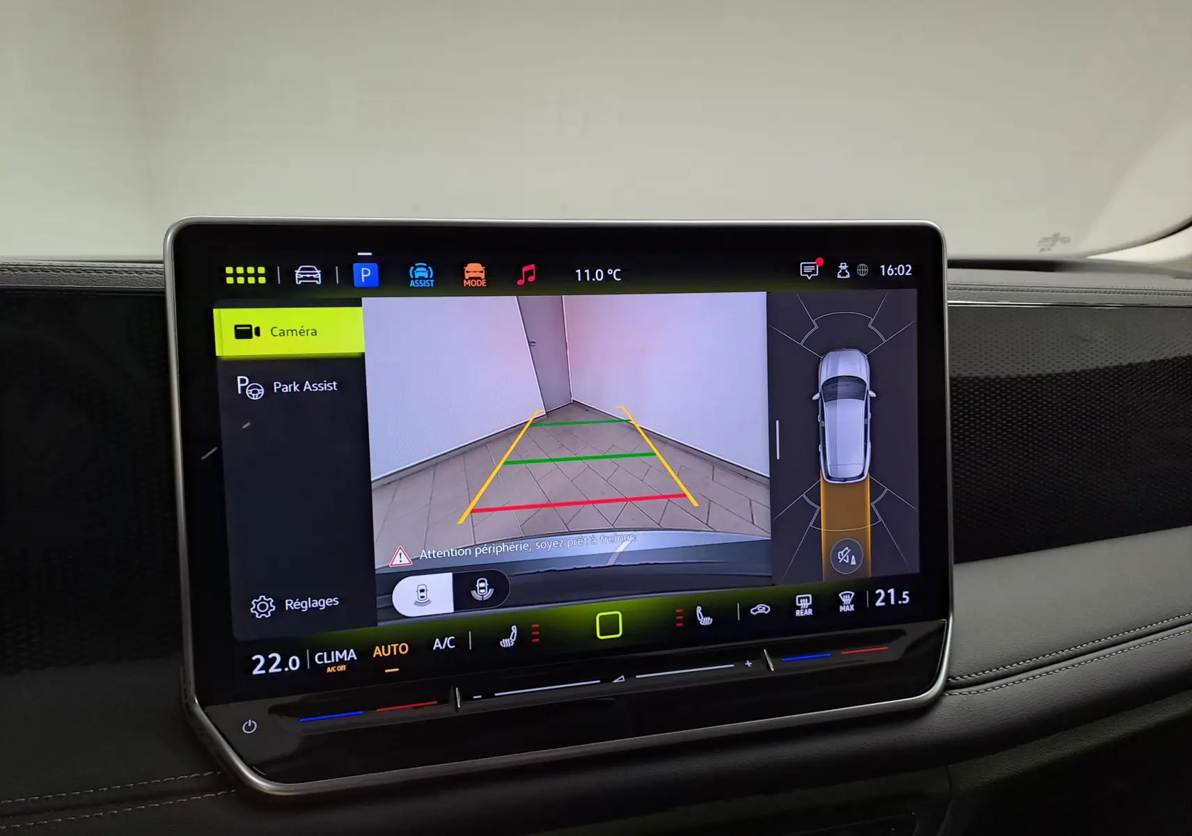 Écran tactile intérieur du Volkswagen Tiguan 2025 affichant la caméra de recul et l'assistance au stationnement.