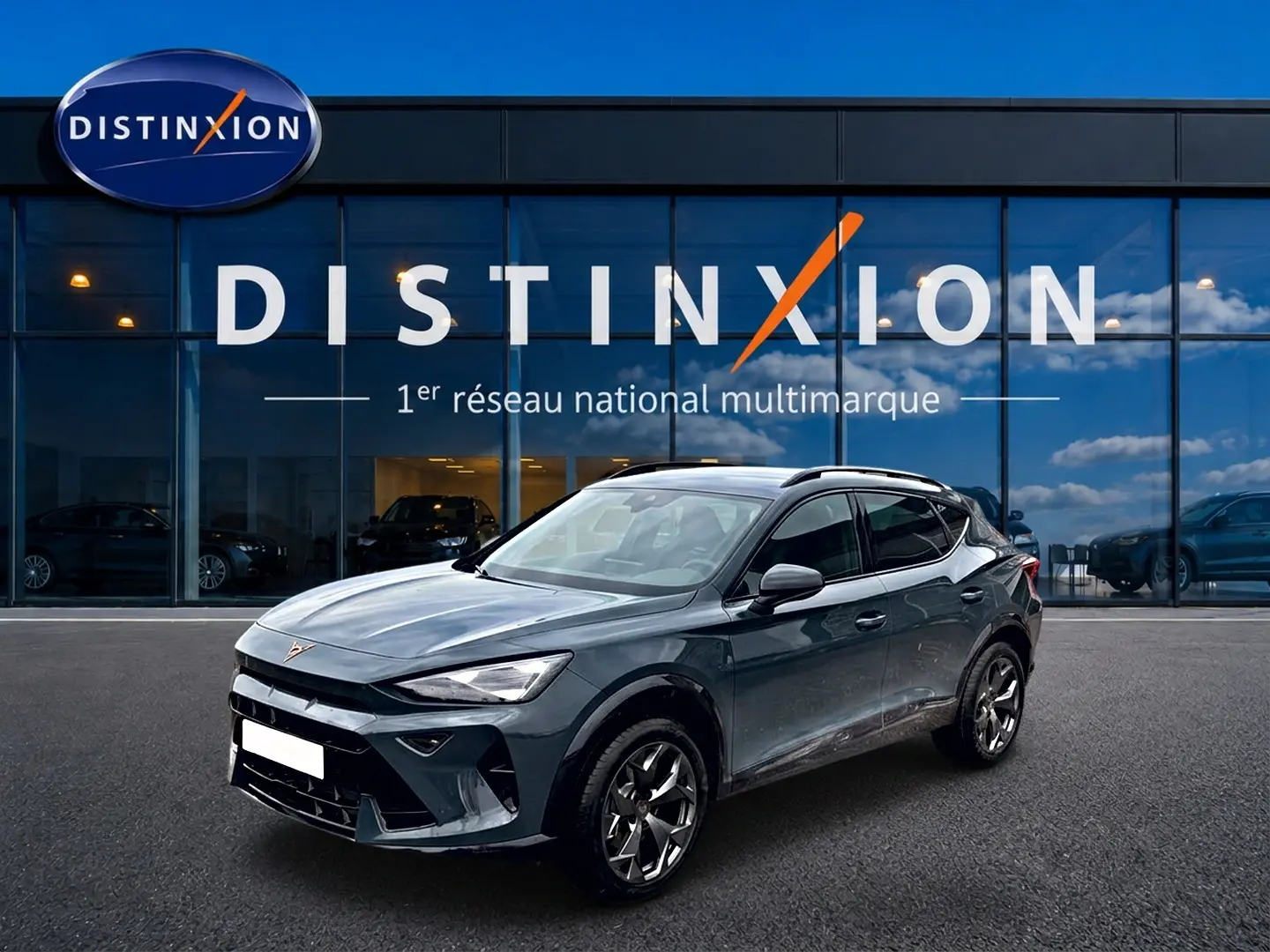 Vue 3/4 avant d'un CUPRA Formentor bleu fjord 2026 garé devant une vitrine avec logo Distinxion.