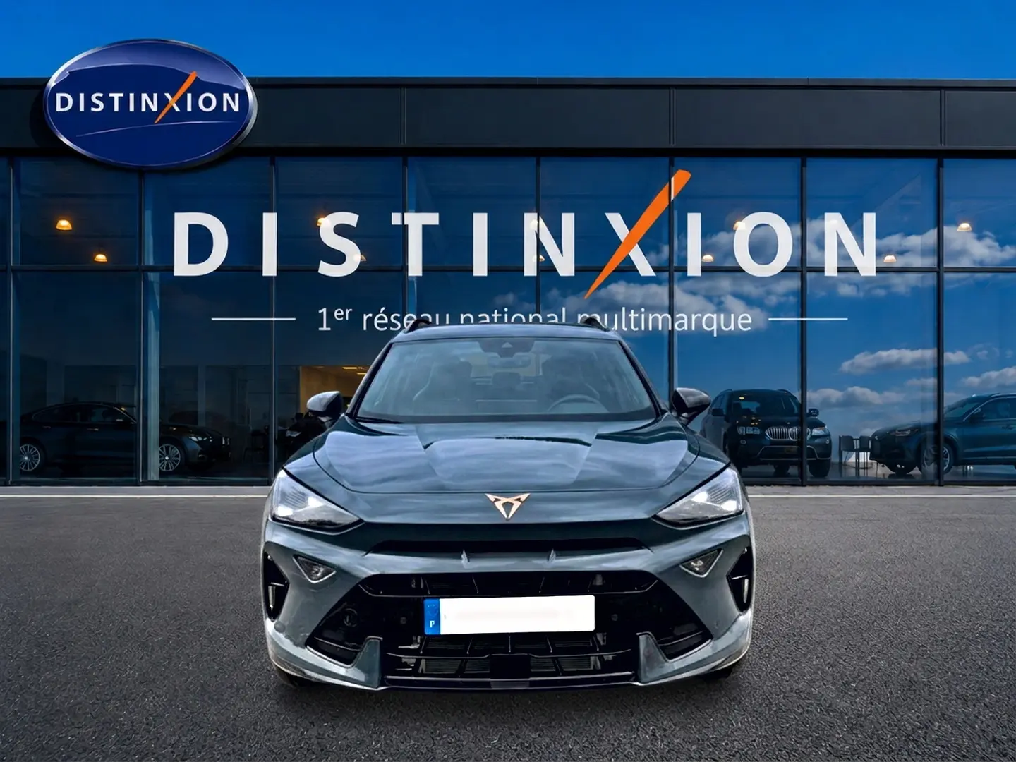 Vue avant d'un CUPRA Formentor 1.5 etsi hybrid bleu fjord, avec logo distinctif et calandre sportive noire.