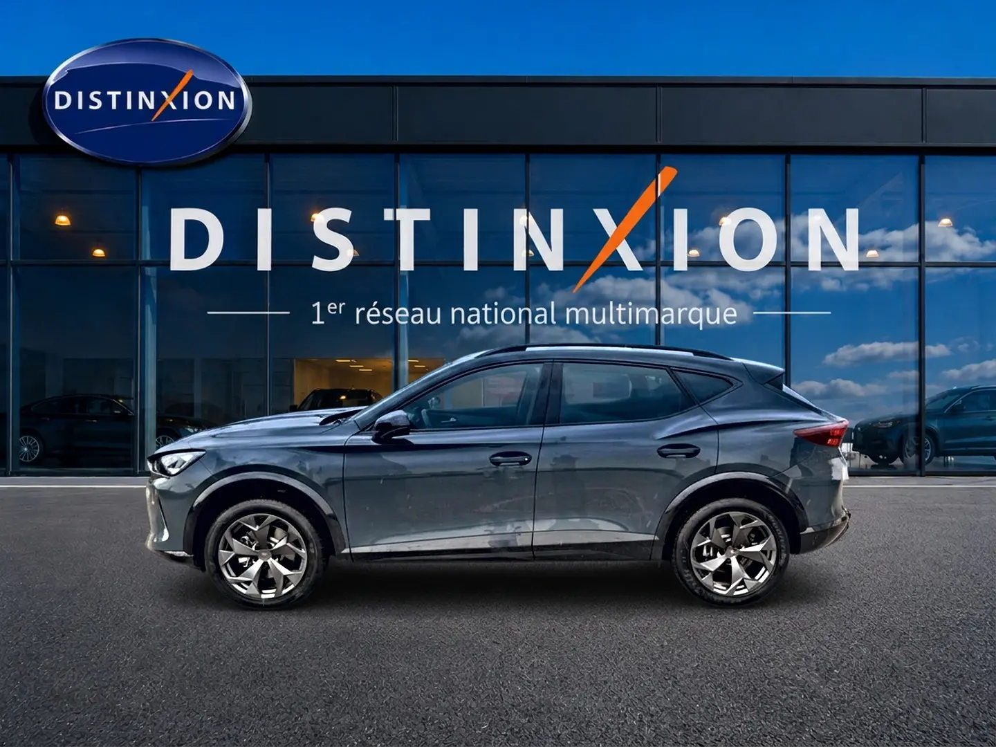 Vue latérale droite d'un CUPRA Formentor bleu fjord 2026 garé devant une vitrine avec logo Distinxion.