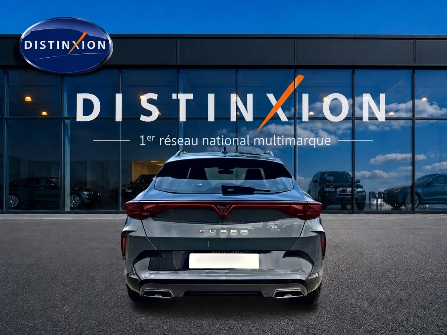 Vue arrière d'une CUPRA Formentor 1.5 etsi hybrid 2026 en bleu fjord, avec feux arrière LED et double sortie d'échappement.