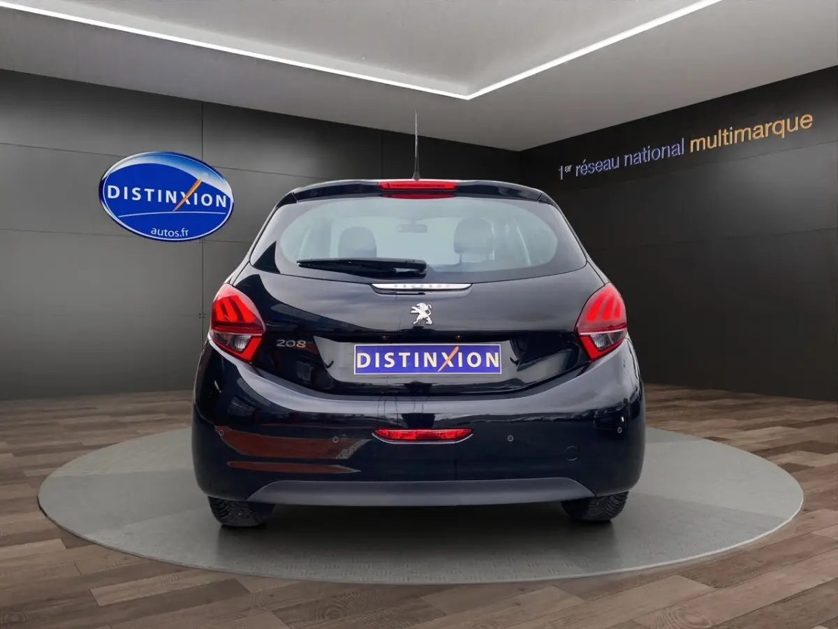 Vue arrière d'une Peugeot 208 Affaire noire, avec feux arrière rouges et logo lion visible sur le hayon.