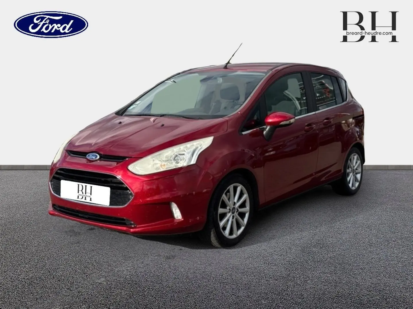 Ford B-MAX 1.5 TDCi rouge Premium Candy, vue 3/4 avant droit, avec calandre chromée et jantes alu visibles.