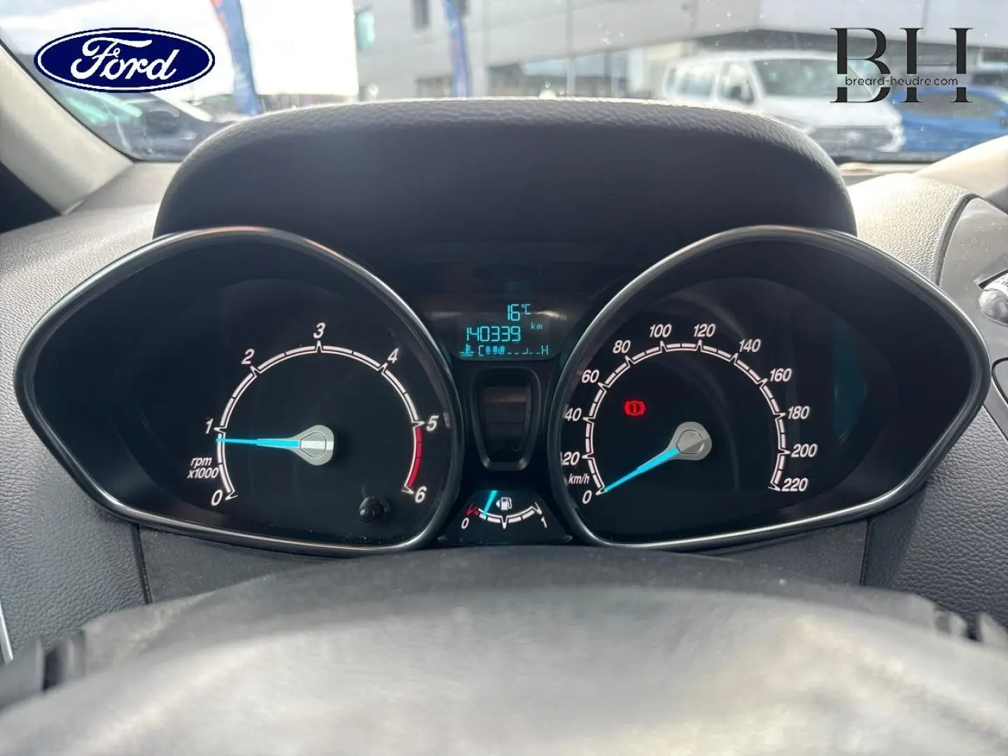 Vue rapprochée du tableau de bord de la Ford B-MAX 2017, affichant compte-tours, compteur de vitesse et écran digital.