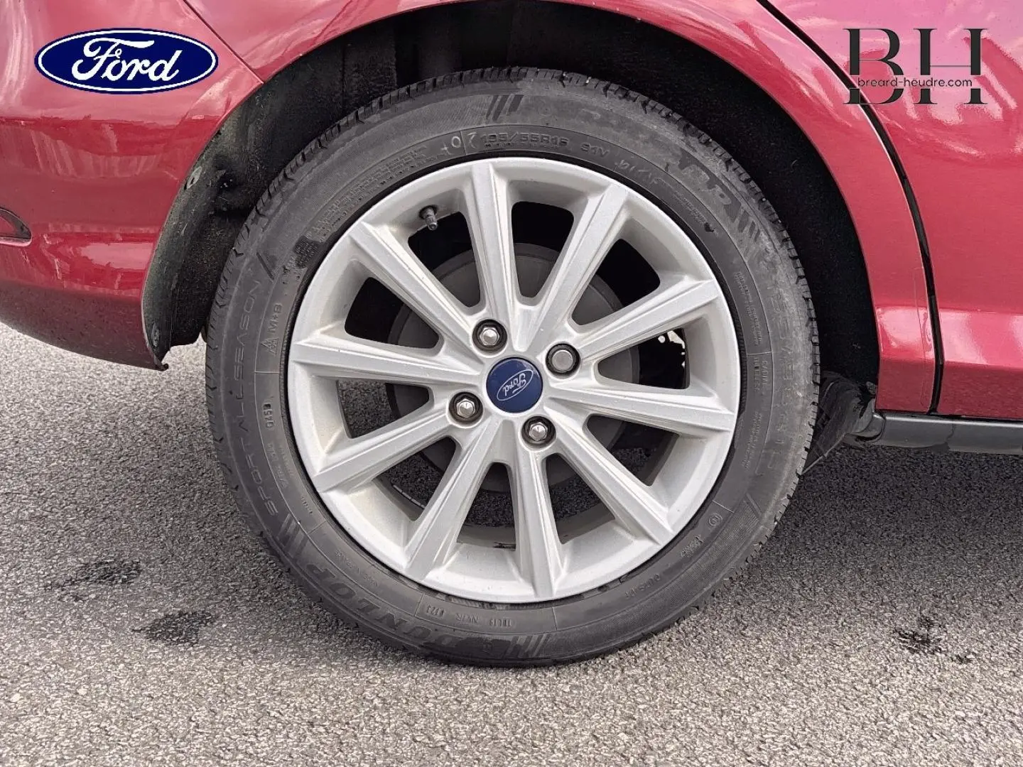 Gros plan sur la roue avant droite avec jante alu argentée du Ford B-MAX rouge Premium Candy.