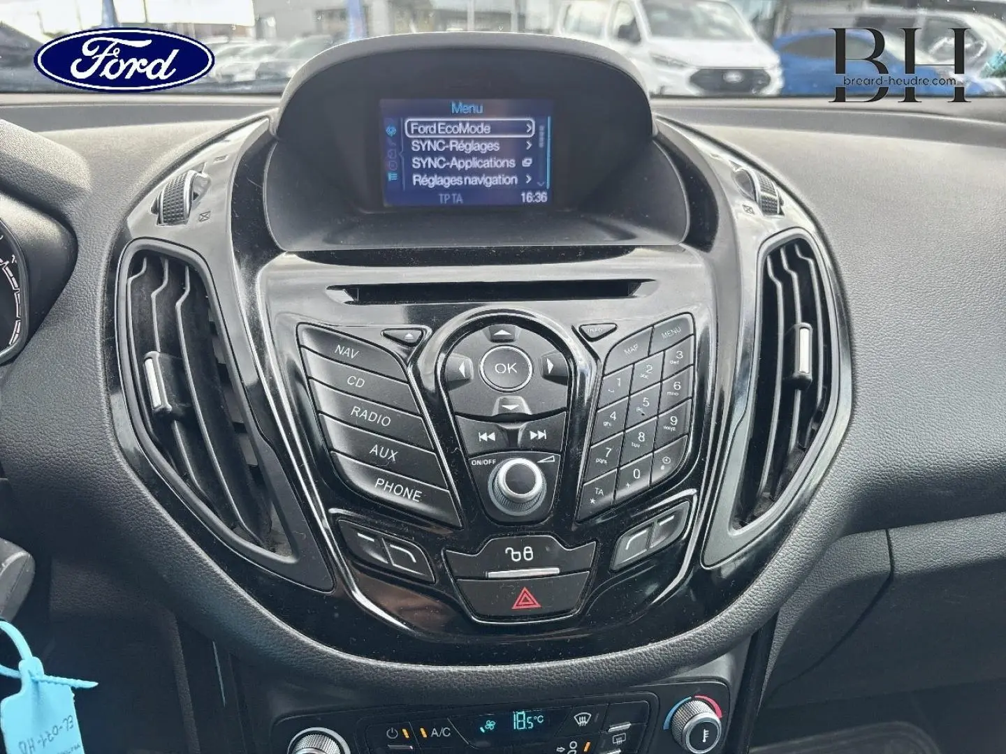 Vue rapprochée du tableau de bord noir du Ford B-MAX 2017 avec écran central et commandes audio visibles.