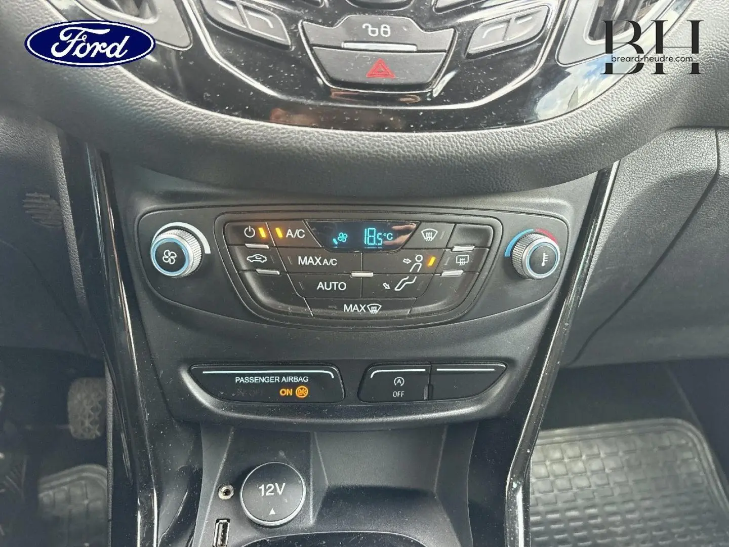 Vue rapprochée de la console centrale du Ford B-MAX 2017, montrant les commandes de climatisation et prise 12V.