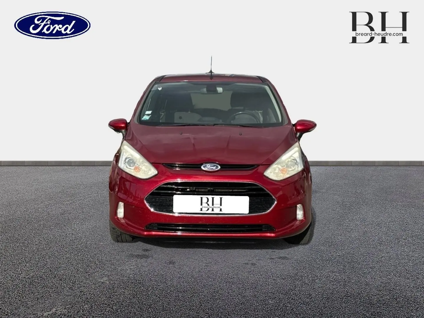 Vue avant d'une Ford B-MAX 2017 en rouge Premium Candy avec calandre chromée et phares halogènes allumés.