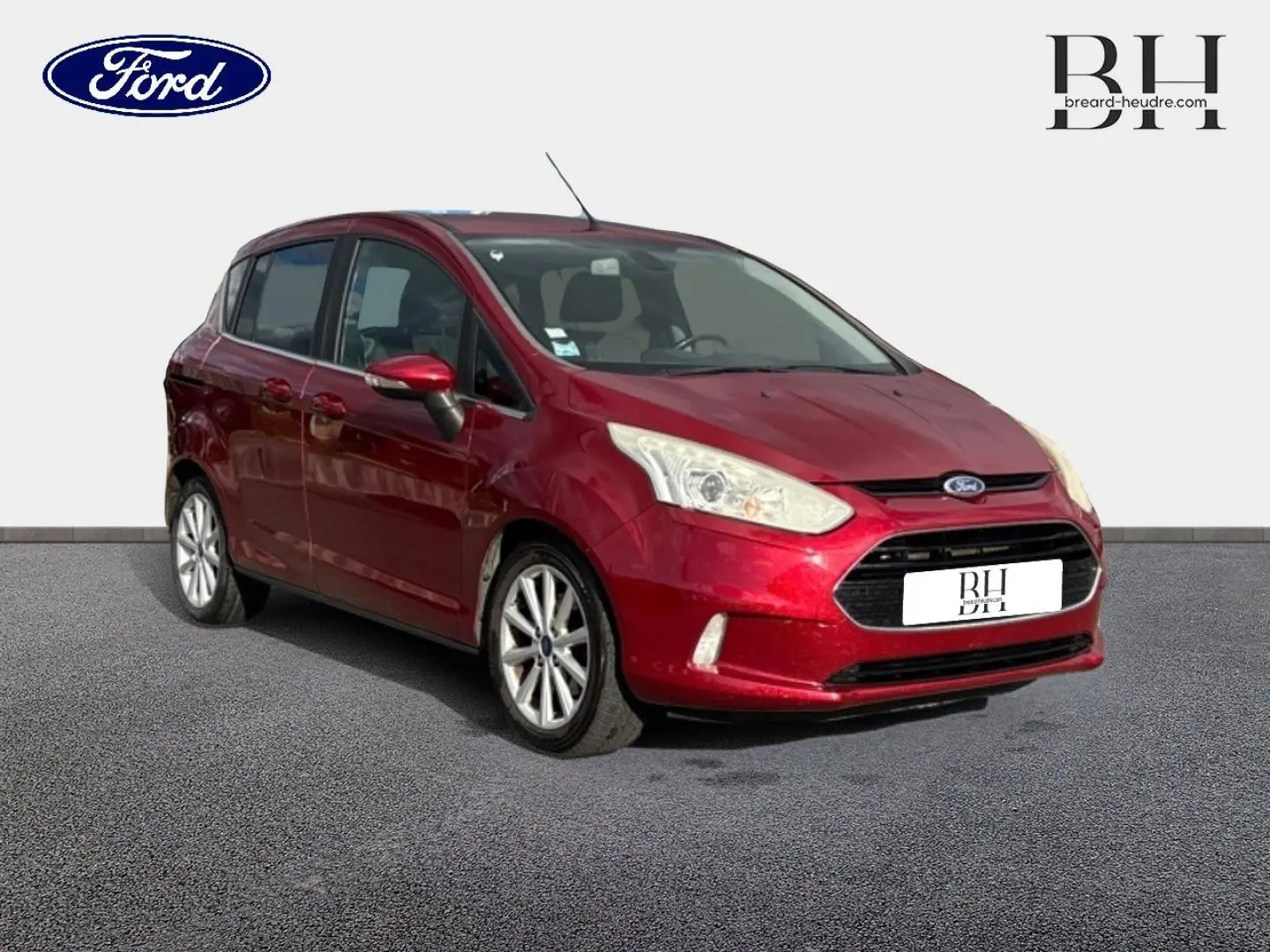 Ford B-MAX rouge Premium Candy en 3/4 avant droit, avec jantes alu et portes latérales coulissantes visibles.