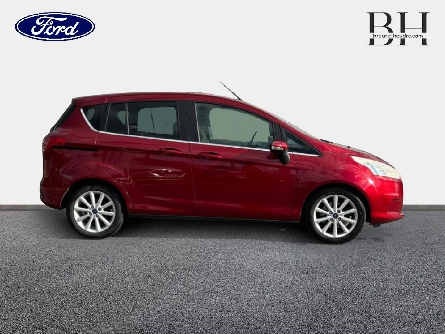 Ford B-MAX rouge Premium Candy vue de profil côté gauche, avec jantes alliage et portes coulissantes visibles.