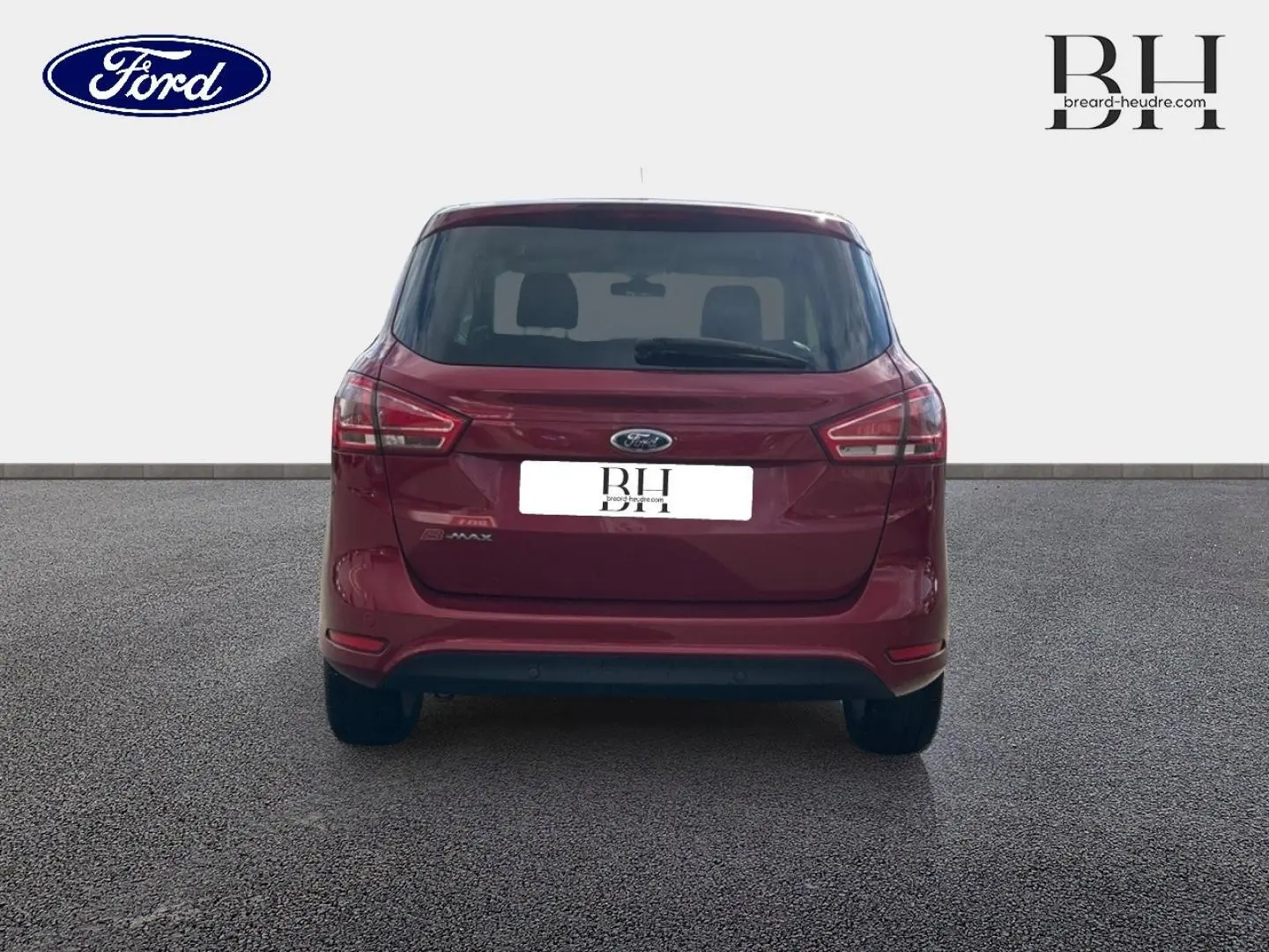 Vue arrière d'une Ford B-MAX 2017 rouge Premium Candy avec portes latérales coulissantes et feux arrière caractéristiques.