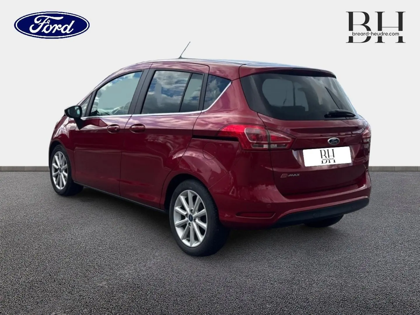 Ford B-MAX rouge Premium Candy en 3/4 arrière côté gauche, avec jantes alliage et vitres teintées.
