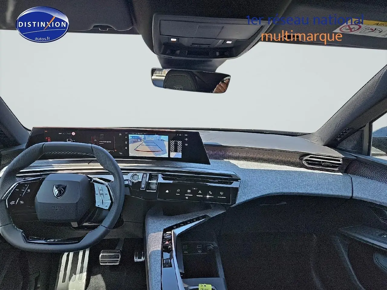 Vue intérieure avant du Peugeot 3008 2025 avec tableau de bord numérique et volant cuir multifonction noir.