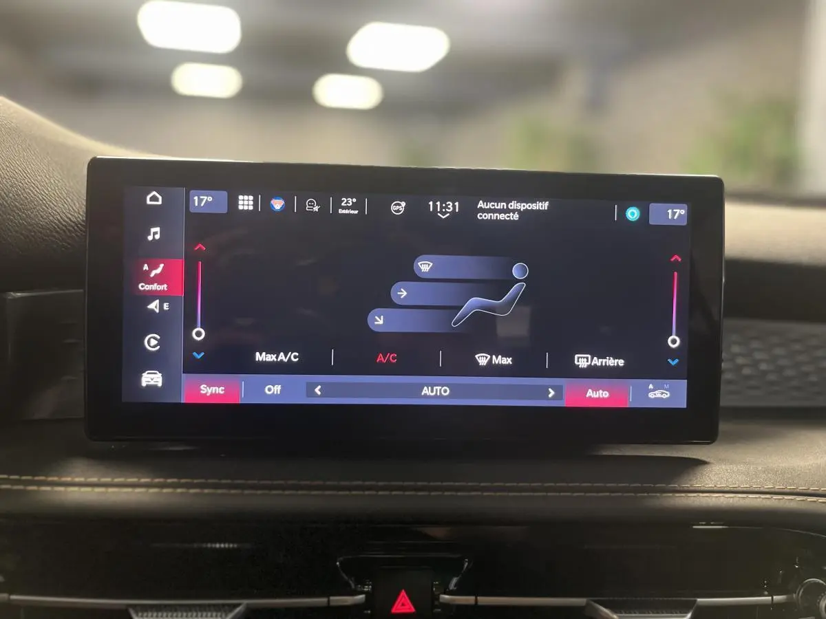 Écran tactile central du tableau de bord de l'Alfa Romeo Tonale 2024 affichant les réglages de climatisation automatique.