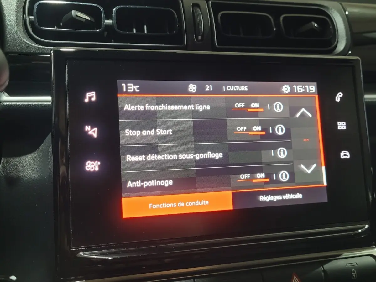 Écran tactile central de la Citroën C3 beige 2022 affichant les réglages d'aide à la conduite.