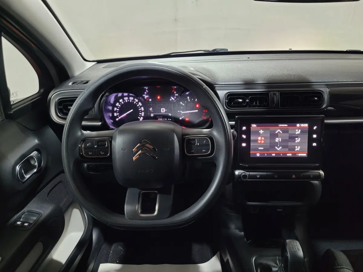 Vue intérieure centrée sur le volant et le tableau de bord numérique de la Citroën C3 2022, finition Feel Pack.