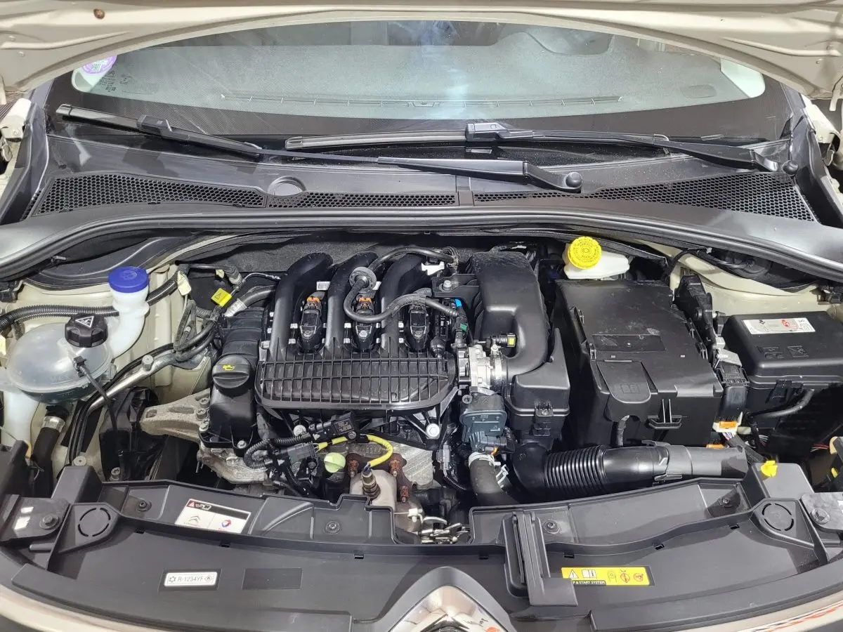 Moteur essence de Citroën C3 beige 2022 vu de dessus, montrant le compartiment moteur propre et organisé.