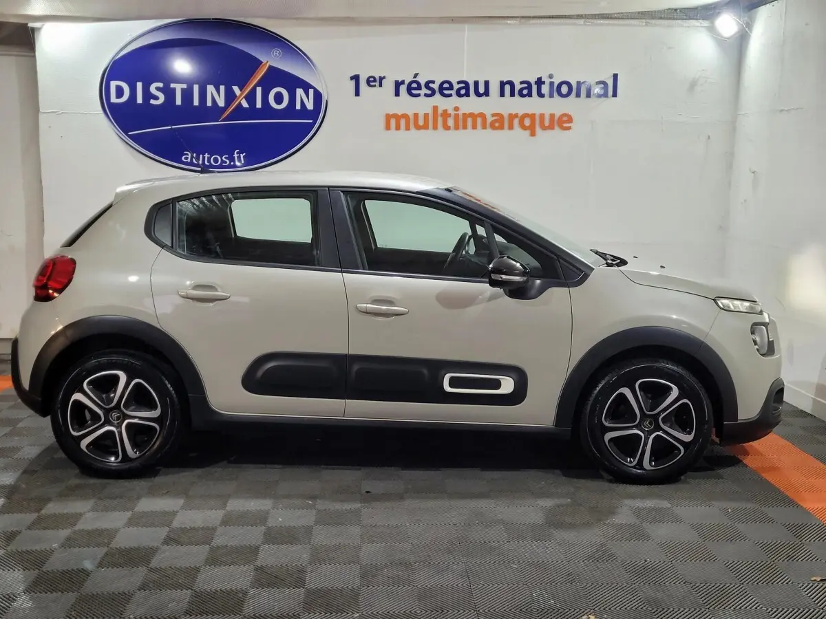 Profil latéral droit d'une Citroën C3 beige 2022 avec protections noires et jantes originales en concession.