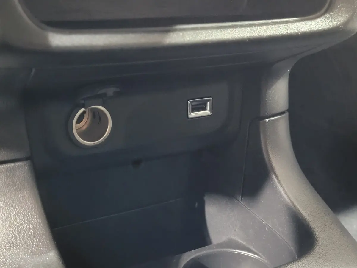 Prise 12V et port USB avant dans l'habitacle noir de la Citroën C3 beige PureTech 2022.