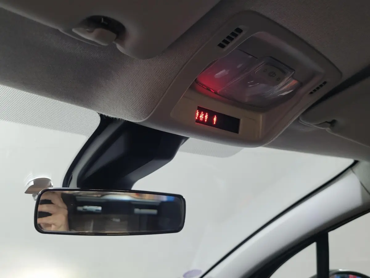 Vue intérieure du plafonnier et rétroviseur intérieur de la Citroën C3 beige 2022 avec affichage LED rouge.
