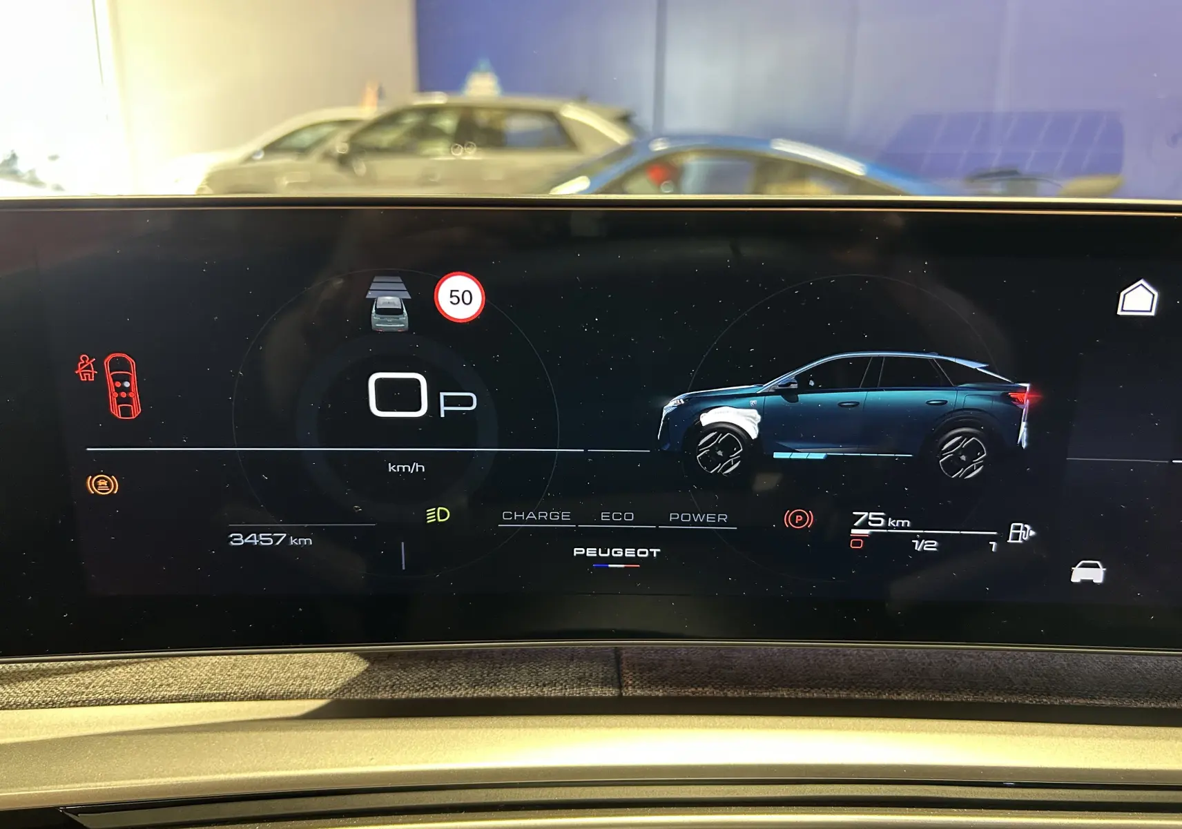 Affichage numérique du tableau de bord du Peugeot 3008 III Hybrid, montrant une vue latérale stylisée du SUV bleu nuit.