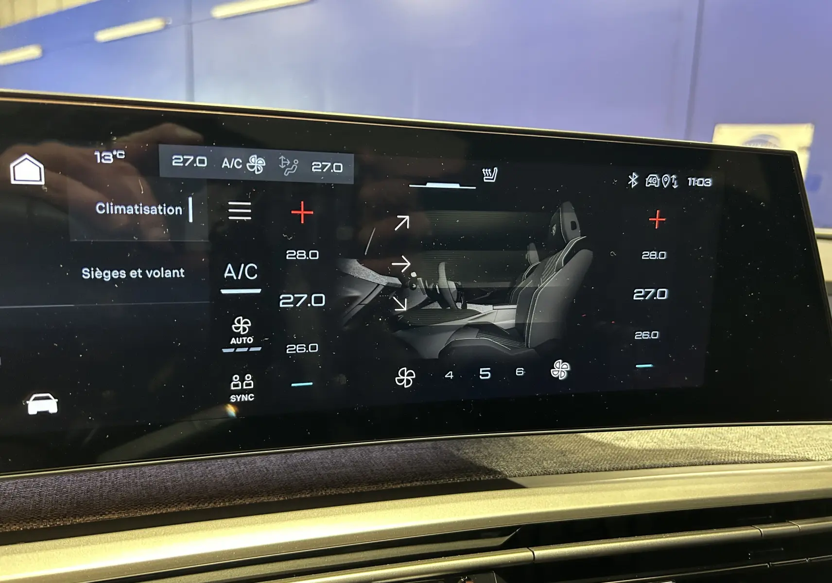Écran tactile intérieur du Peugeot 3008 blanc, affichant les réglages de climatisation et sièges chauffants.
