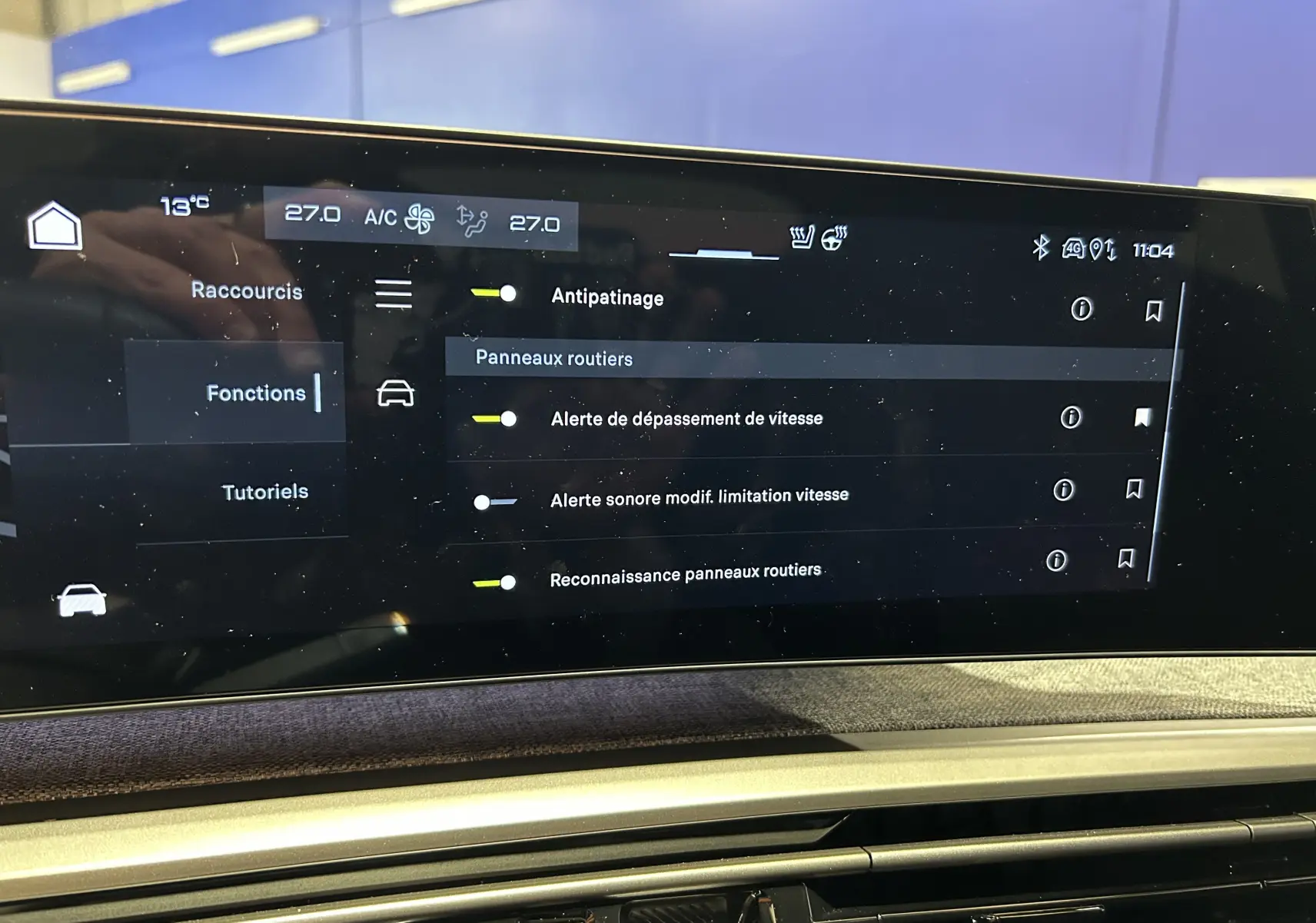 Écran tactile intérieur du Peugeot 3008 blanc, affichant les réglages d’aides à la conduite et climatisation.