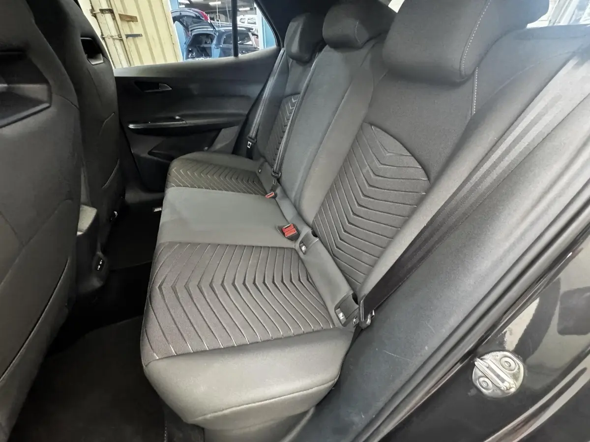 Vue intérieure côté droit sur la banquette arrière grise au tissu texturé de la CUPRA BORN 230ch 2023.
