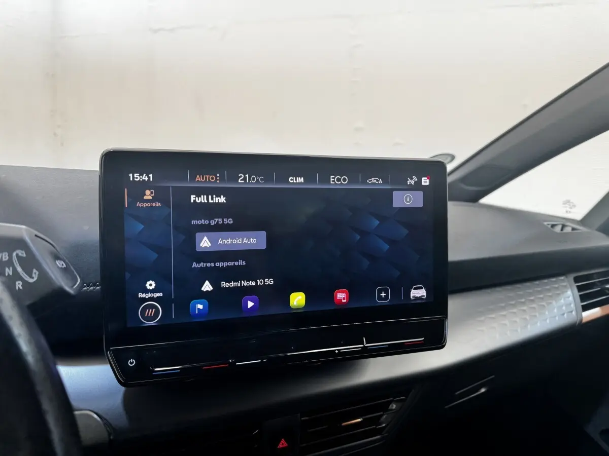 Écran tactile central 12 pouces affichant Android Auto dans l'habitacle moderne du CUPRA Born gris foncé.