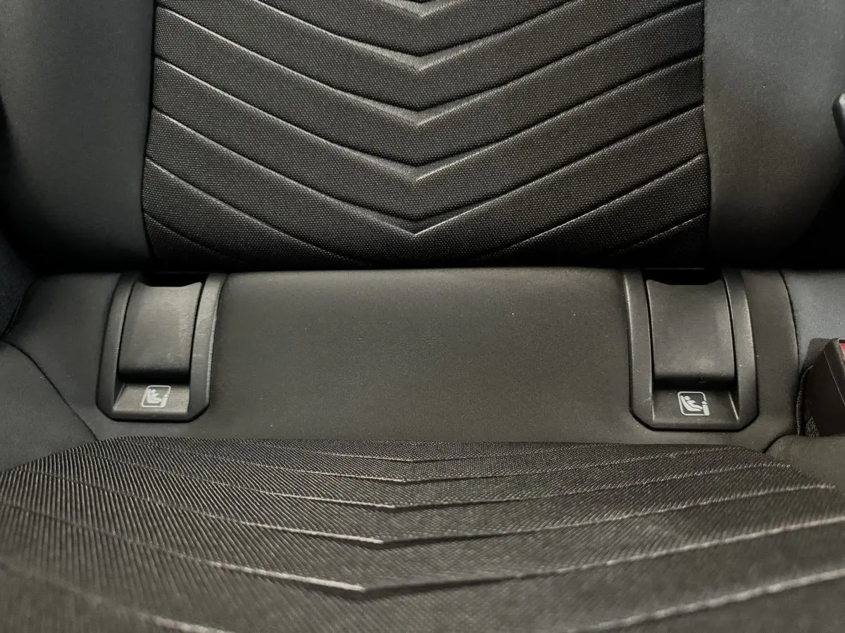 Gros plan sur la banquette arrière noire du CUPRA Born 230ch, montrant les fixations Isofix intégrées.