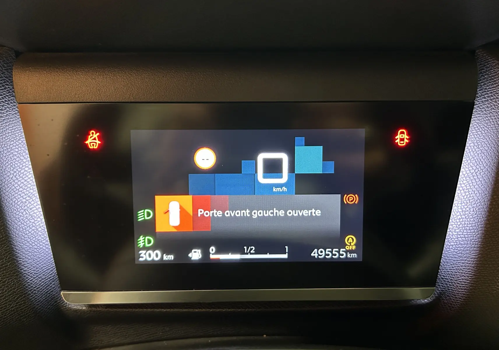 Tableau de bord numérique de Citroën C4 PureTech 100 Feel affichant porte avant gauche ouverte et compteur à 49555 km.