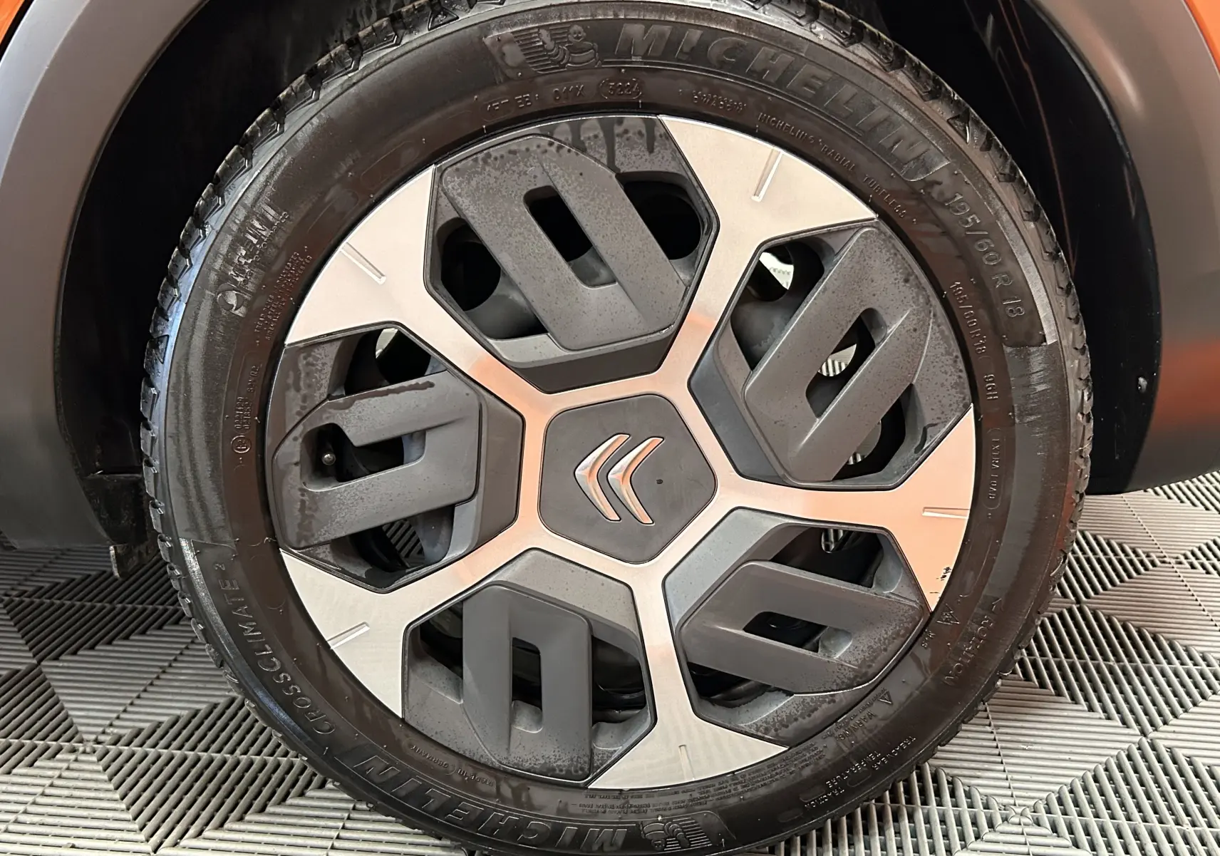 Gros plan sur la roue arrière droite d'une Citroën C4 orange 2021 avec pneu Michelin visible.