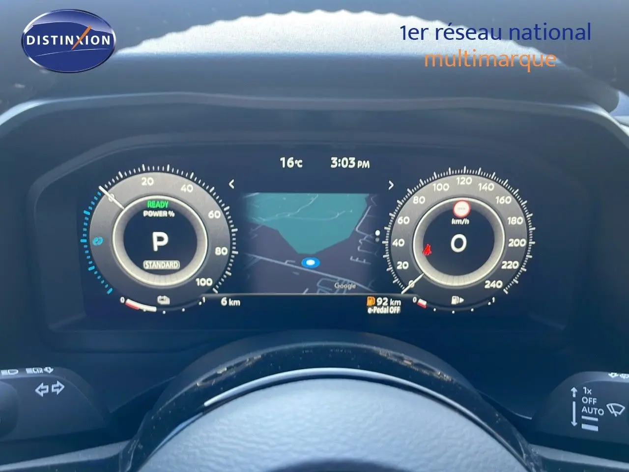 Vue rapprochée du tableau de bord numérique du Nissan Qashqai gris céramique avec affichage de navigation et compteurs digitaux.