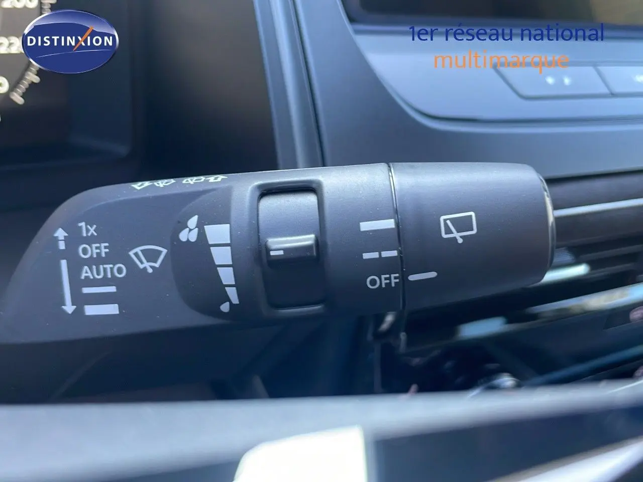 Gros plan sur la commande d'essuie-glace du Nissan Qashqai 2025, finition gris céramique métal toit noir.