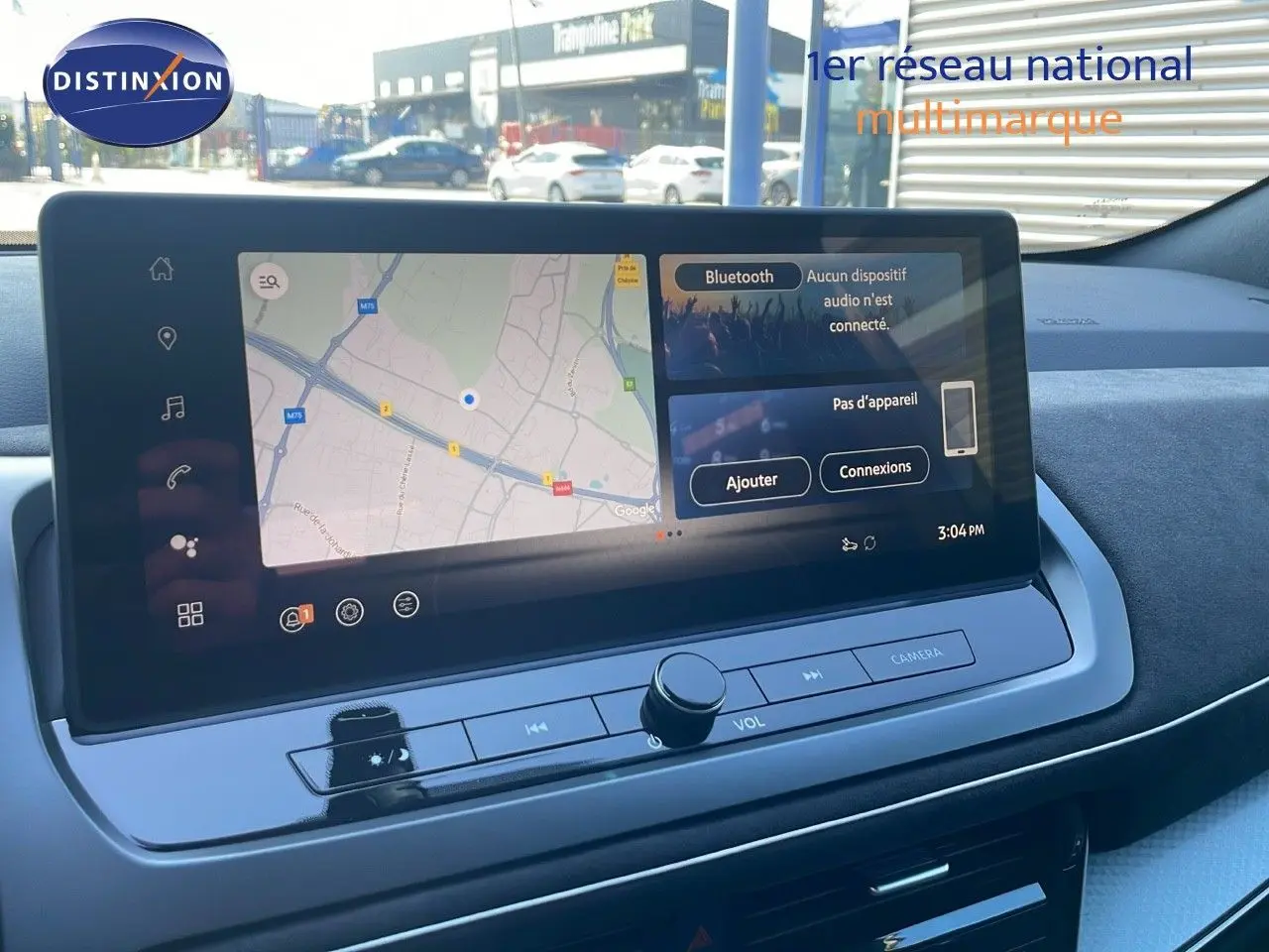 Vue intérieure du tableau de bord du Nissan Qashqai 2025 avec écran tactile affichant une carte et options Bluetooth.