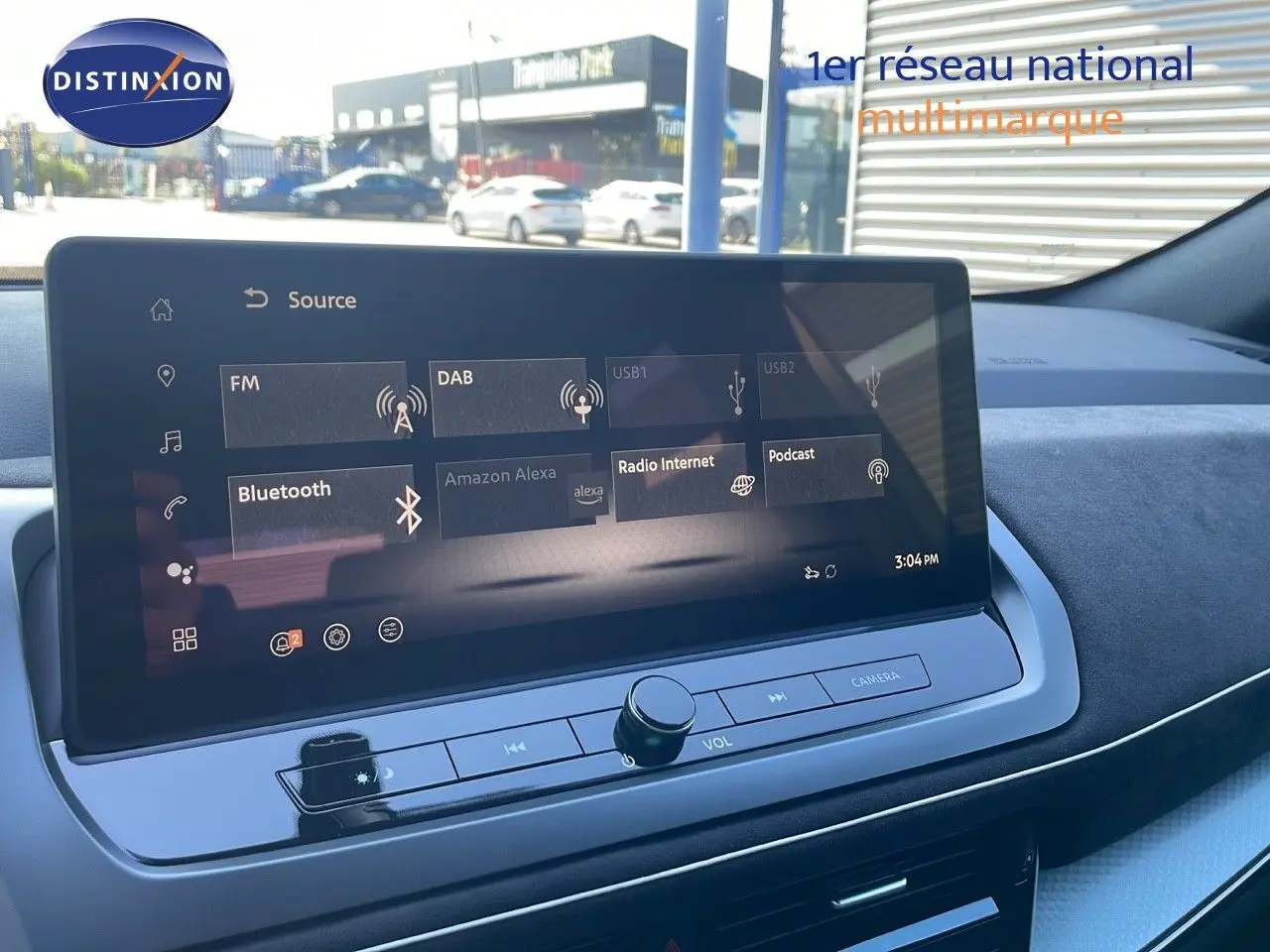 Écran tactile central du Nissan Qashqai 2025, affichant les options audio avec tableau de bord en finition noire.