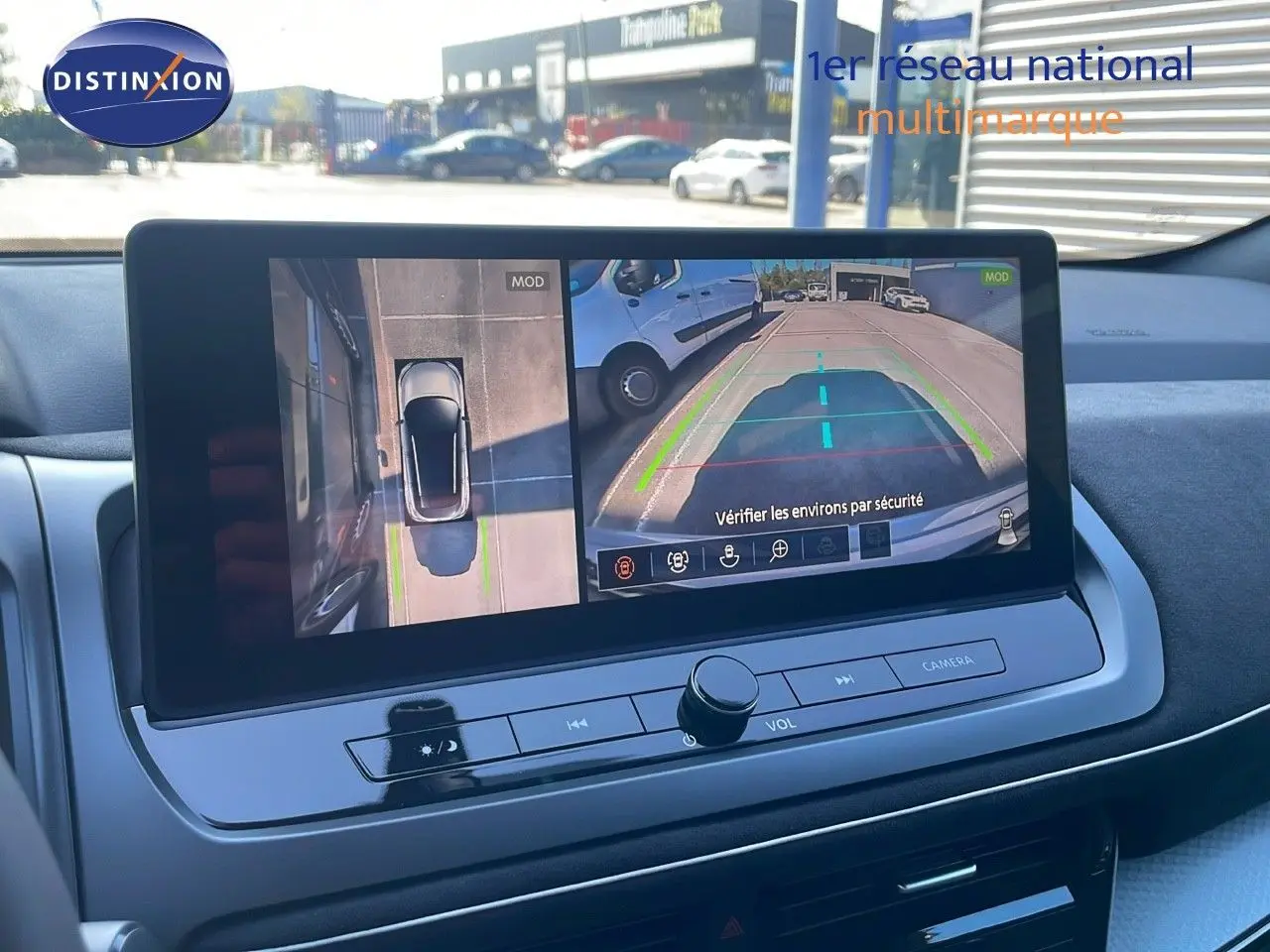 Écran central affichant la caméra de recul et vue 360° du Nissan Qashqai gris céramique avec toit noir, intérieur moderne.